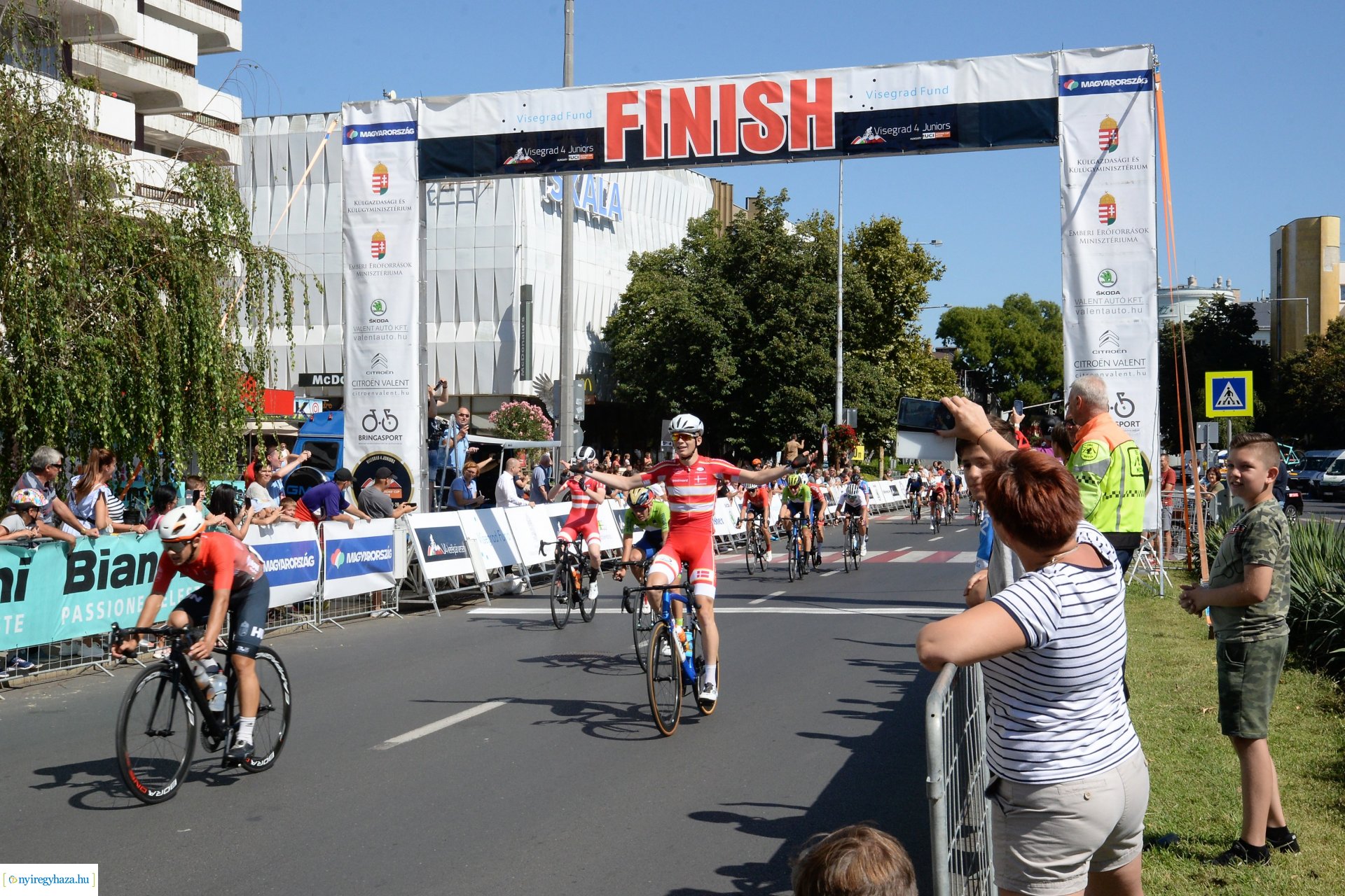 V4 Junior Világkupa  - kerékpárosok a belvárosban