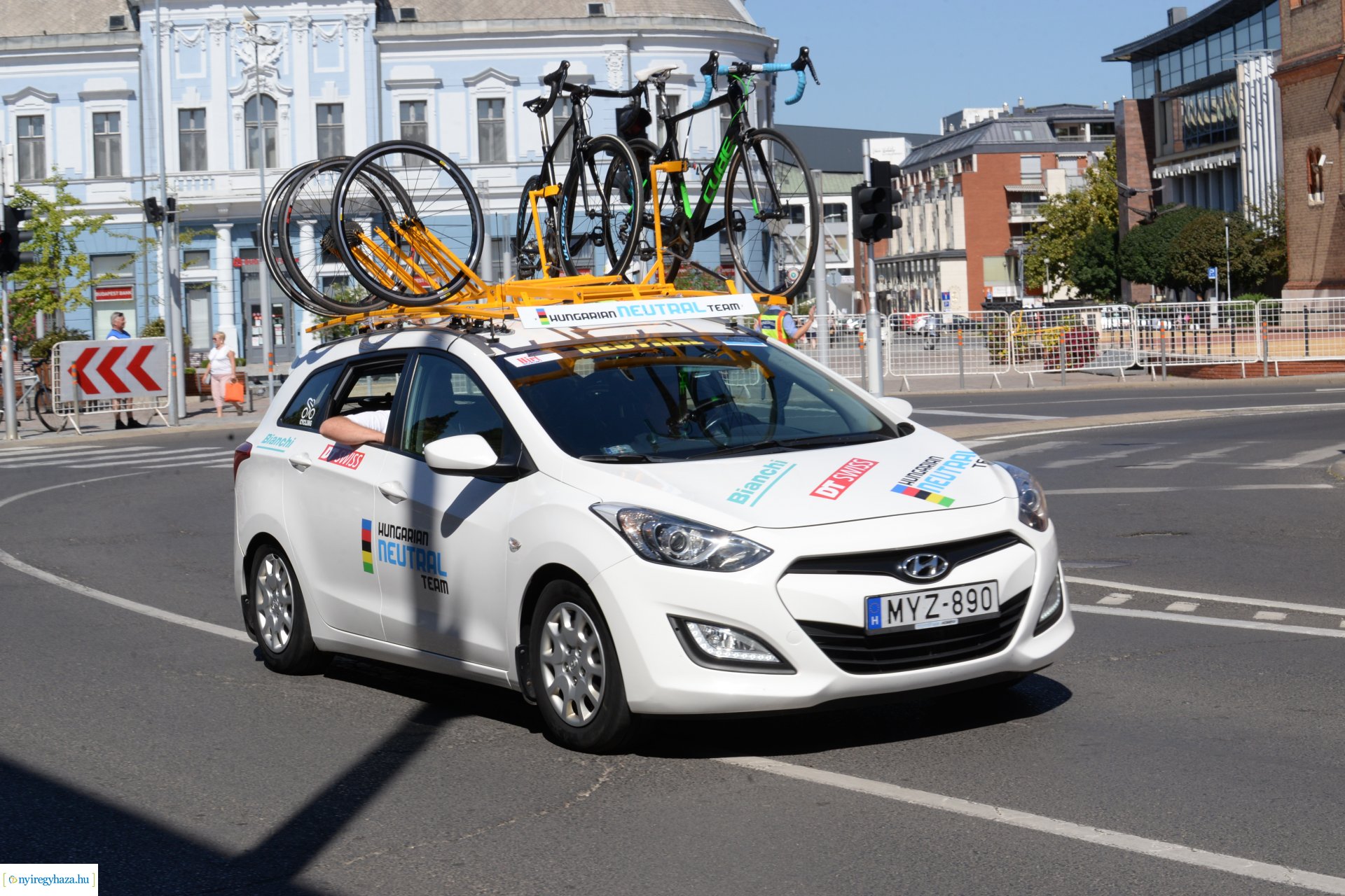 V4 Junior Világkupa  - kerékpárosok a belvárosban