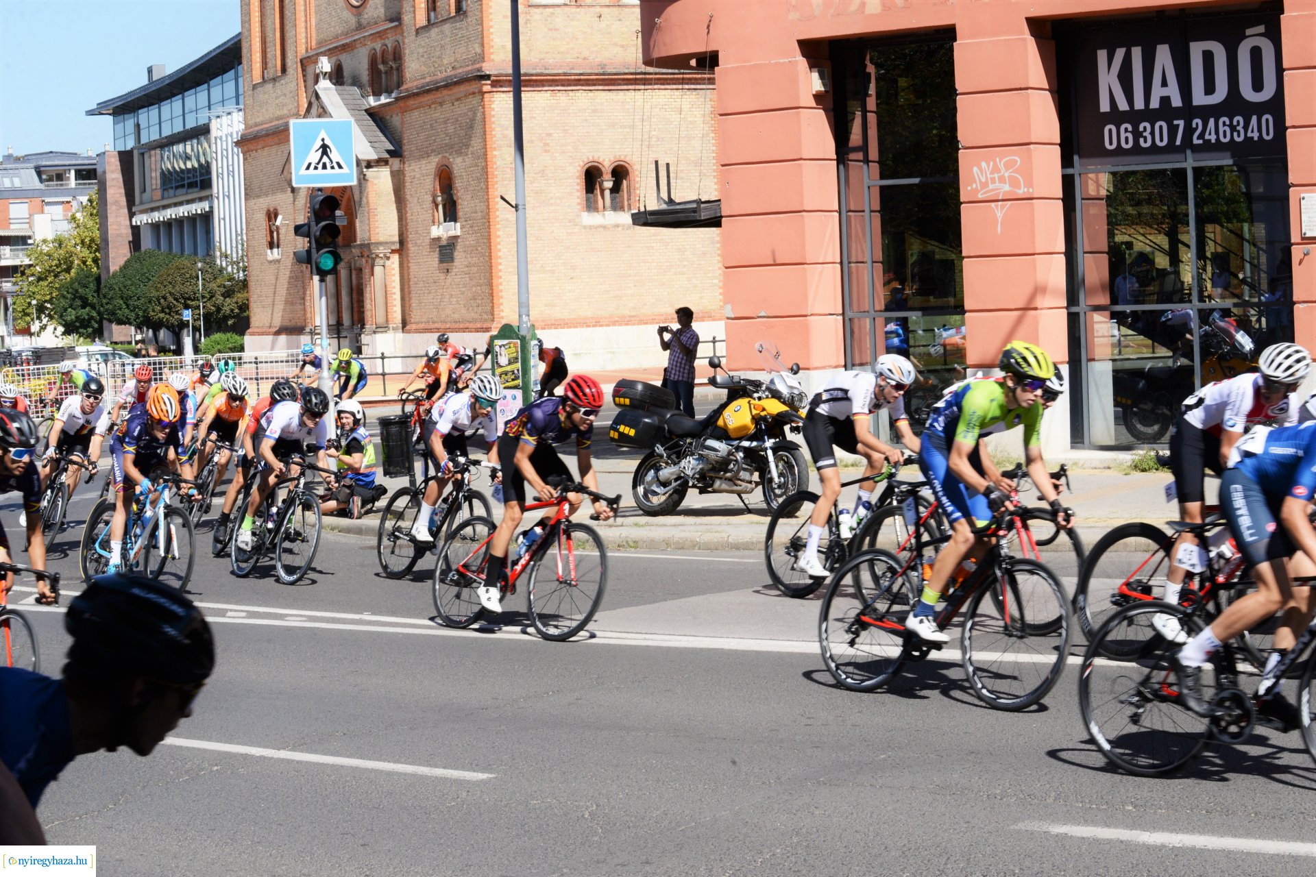 V4 Junior Világkupa  - kerékpárosok a belvárosban