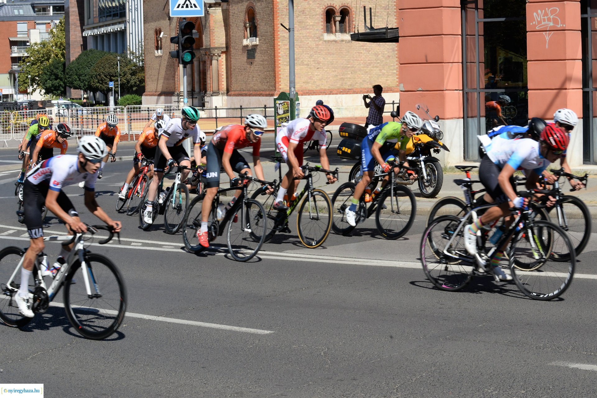 V4 Junior Világkupa  - kerékpárosok a belvárosban