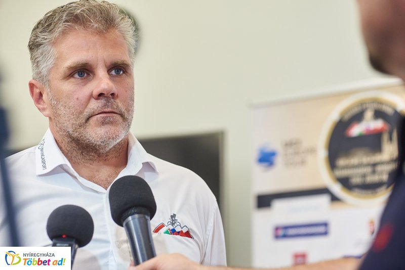 V4 Special Series beharangozó