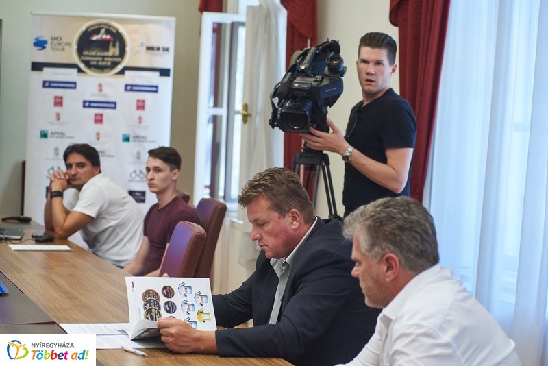 V4 Special Series beharangozó