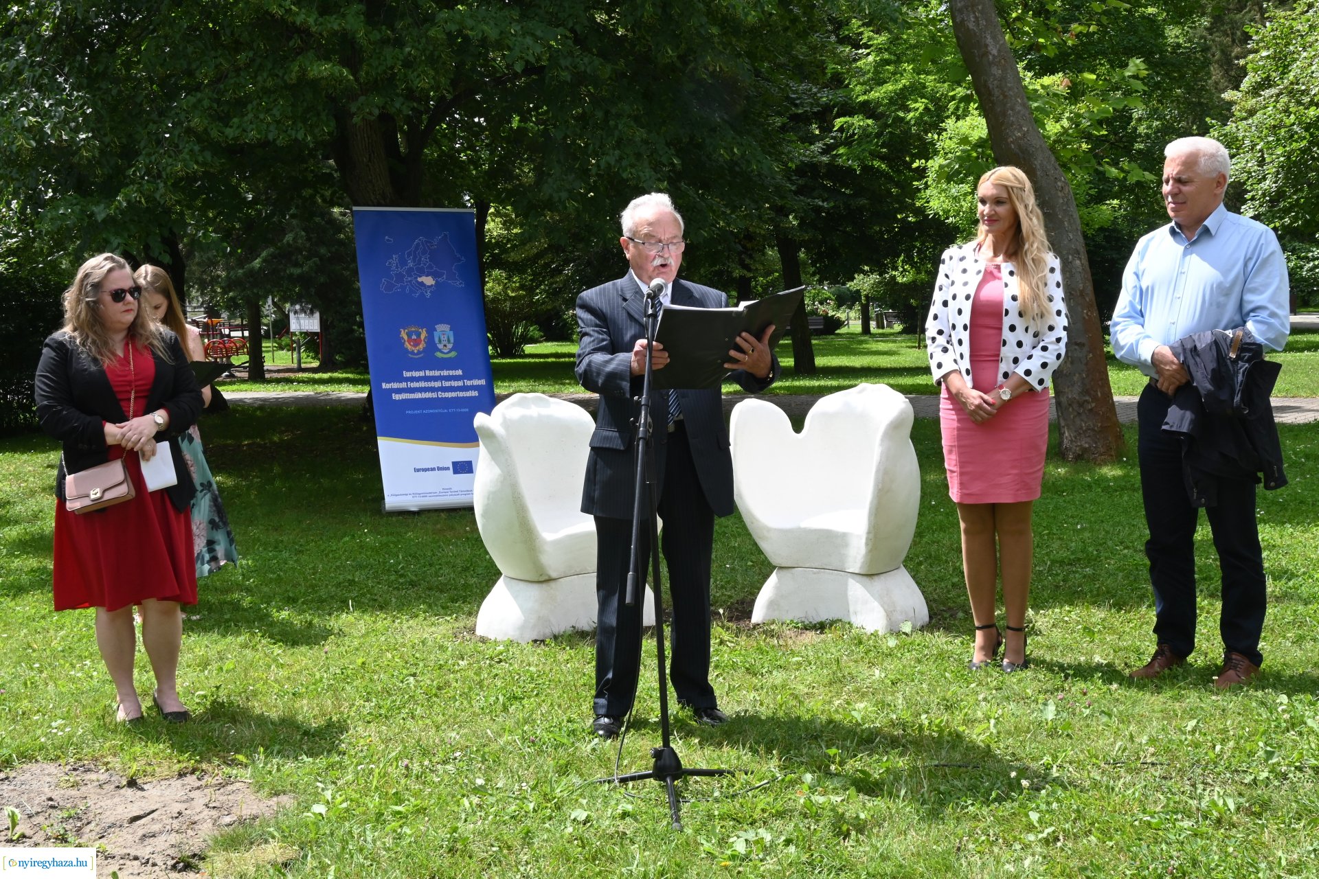 „Van ami összeköt határon innen és túl” -  ülő és pihenőhelyek átadása Sóstón