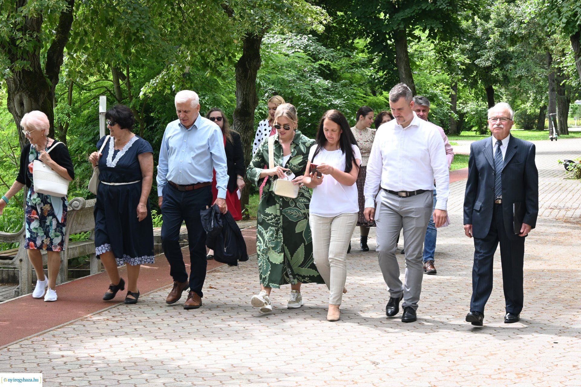 „Van ami összeköt határon innen és túl” -  ülő és pihenőhelyek átadása Sóstón
