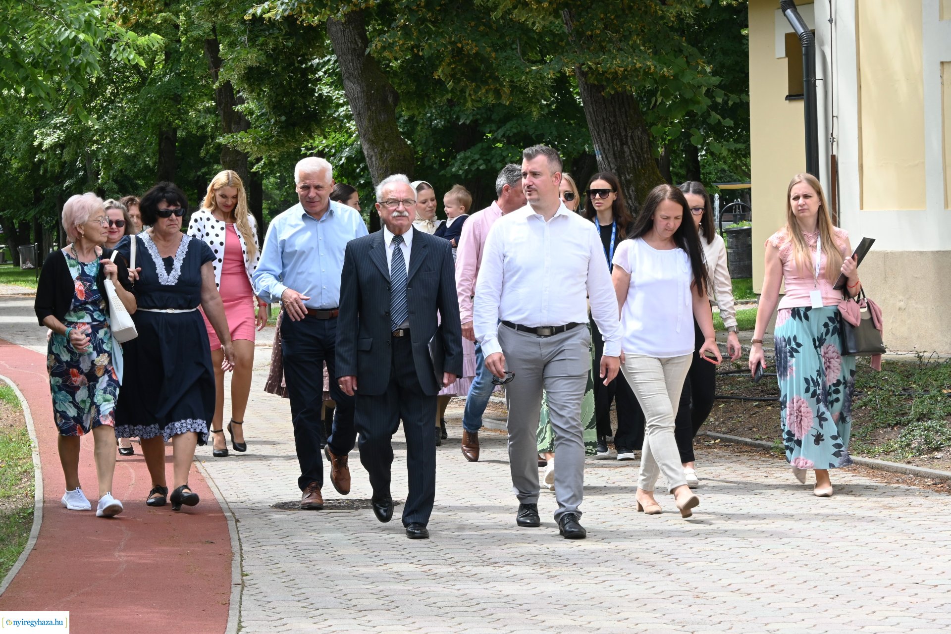 „Van ami összeköt határon innen és túl” -  ülő és pihenőhelyek átadása Sóstón