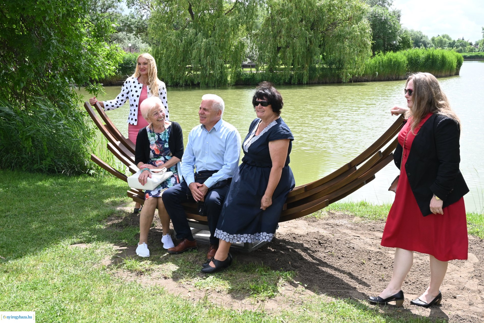 „Van ami összeköt határon innen és túl” -  ülő és pihenőhelyek átadása Sóstón