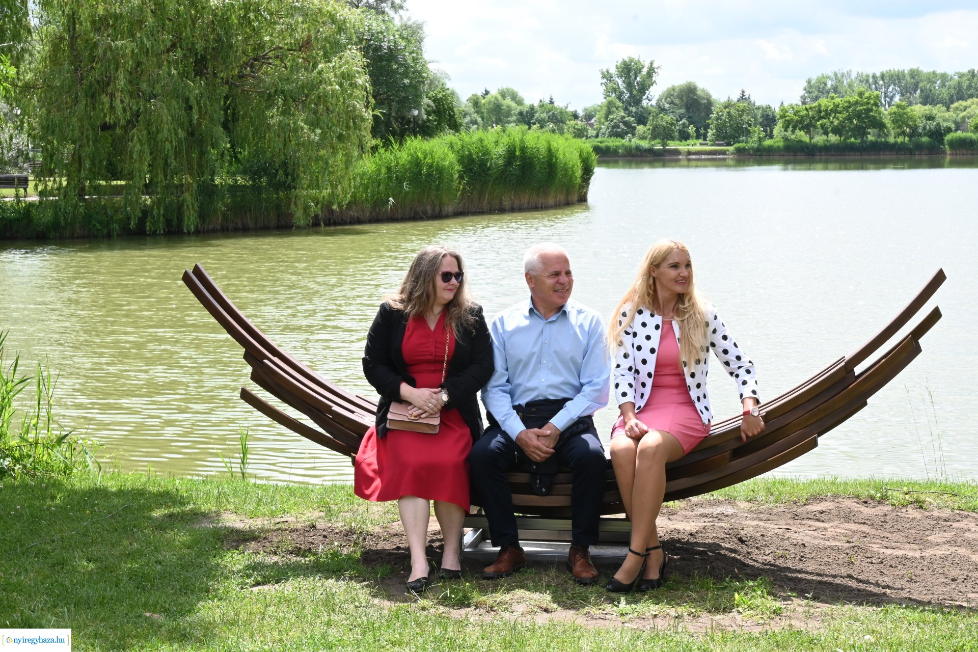 „Van ami összeköt határon innen és túl” -  ülő és pihenőhelyek átadása Sóstón