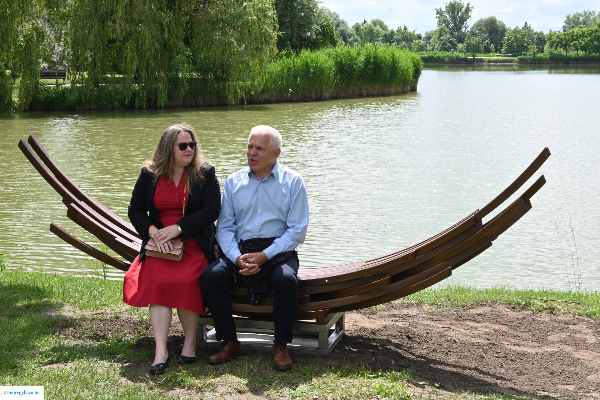 „Van ami összeköt határon innen és túl” -  ülő és pihenőhelyek átadása Sóstón