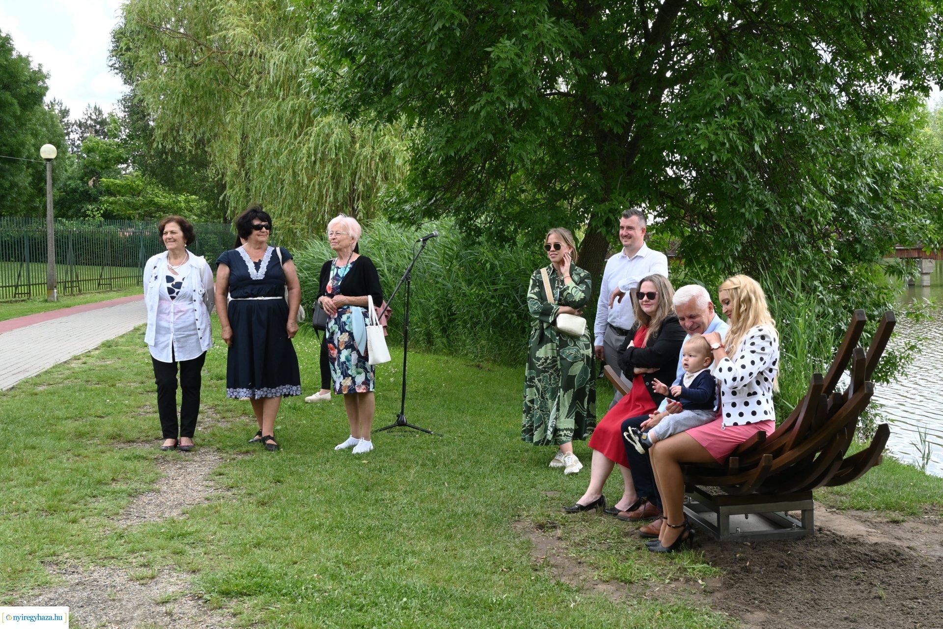 „Van ami összeköt határon innen és túl” -  ülő és pihenőhelyek átadása Sóstón