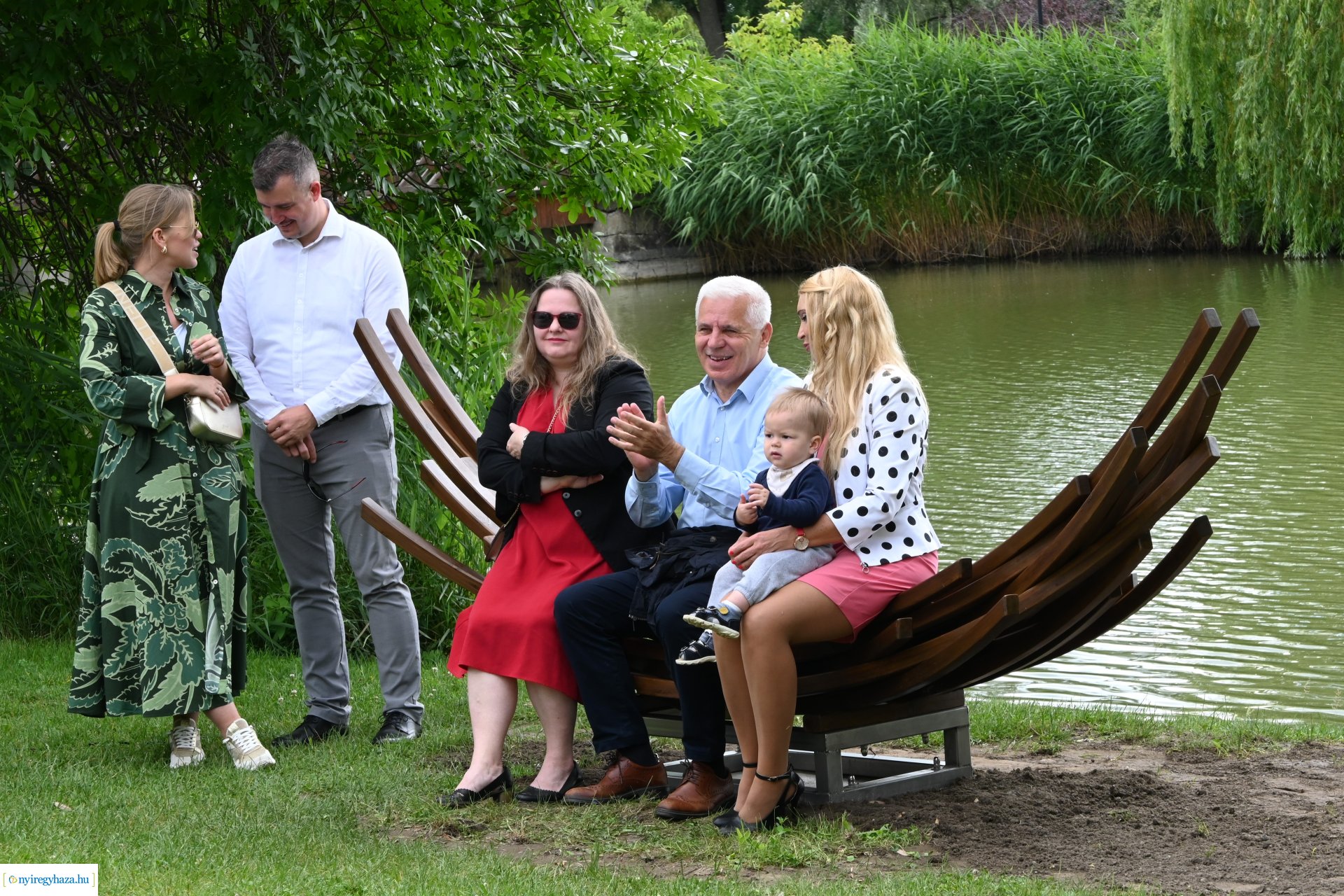 „Van ami összeköt határon innen és túl” -  ülő és pihenőhelyek átadása Sóstón