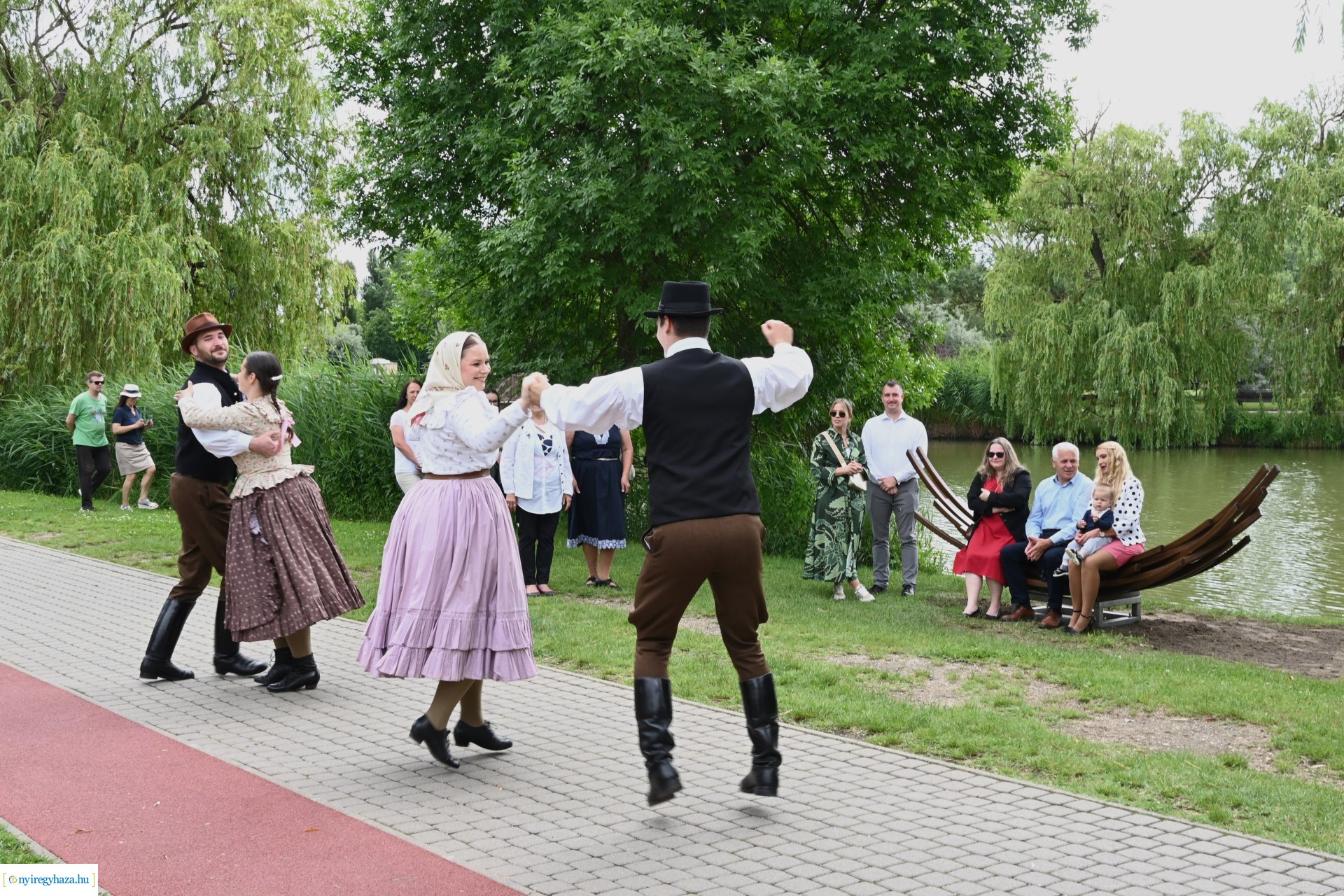 „Van ami összeköt határon innen és túl” -  ülő és pihenőhelyek átadása Sóstón
