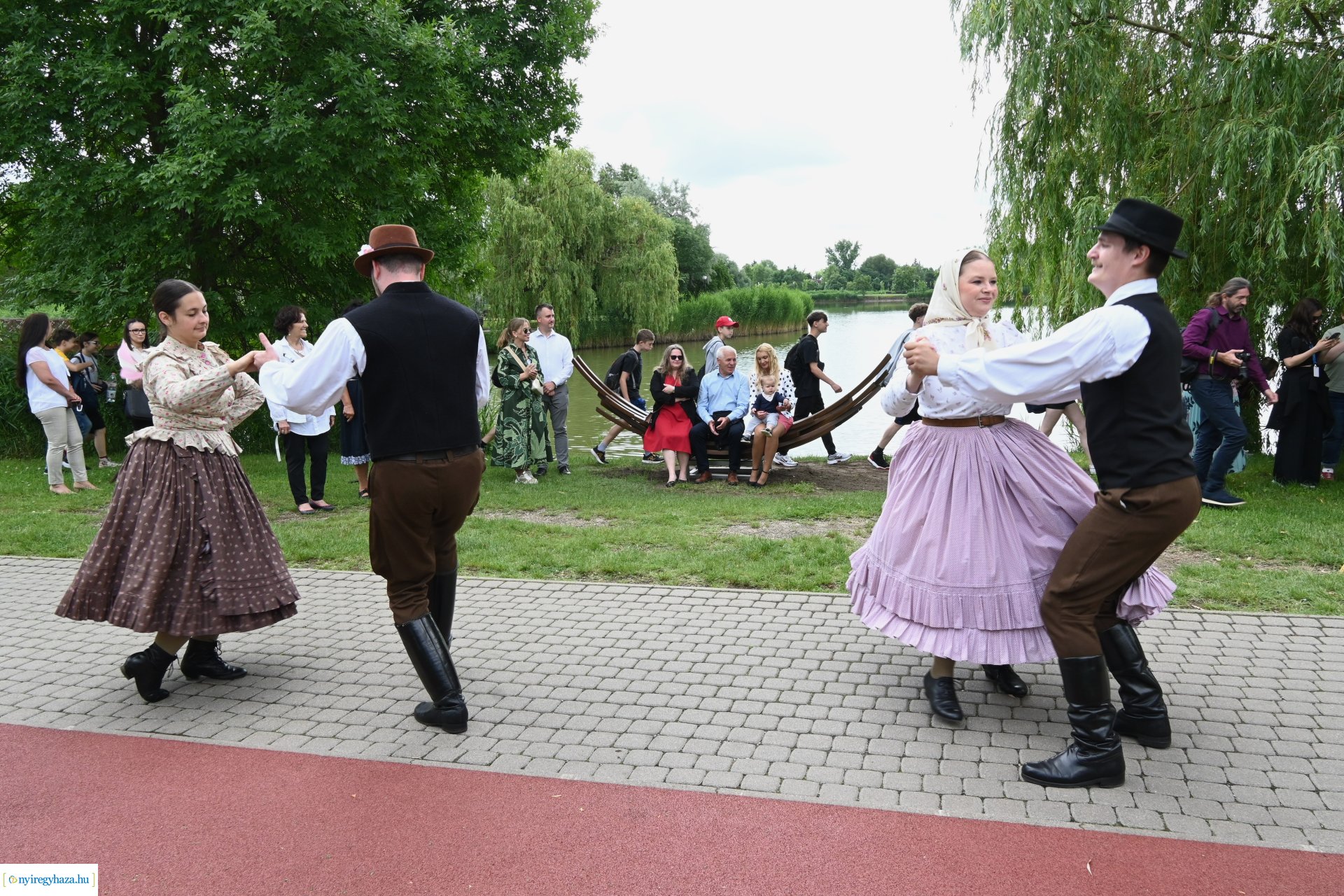 „Van ami összeköt határon innen és túl” -  ülő és pihenőhelyek átadása Sóstón