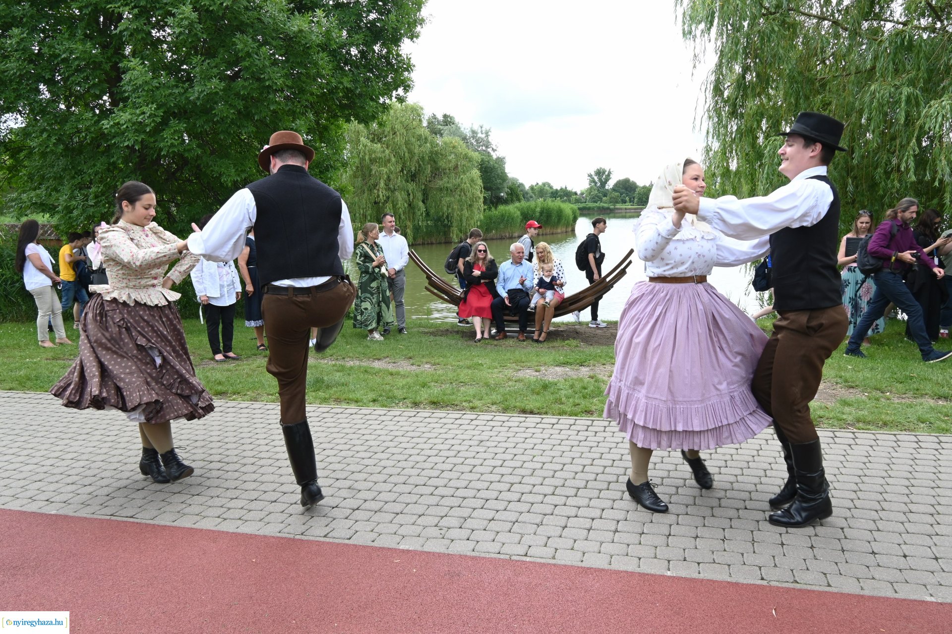 „Van ami összeköt határon innen és túl” -  ülő és pihenőhelyek átadása Sóstón