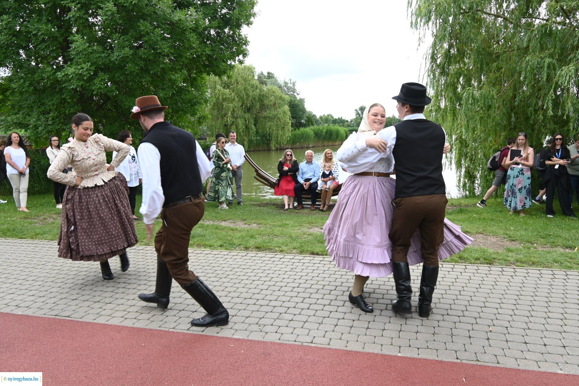 „Van ami összeköt határon innen és túl” -  ülő és pihenőhelyek átadása Sóstón