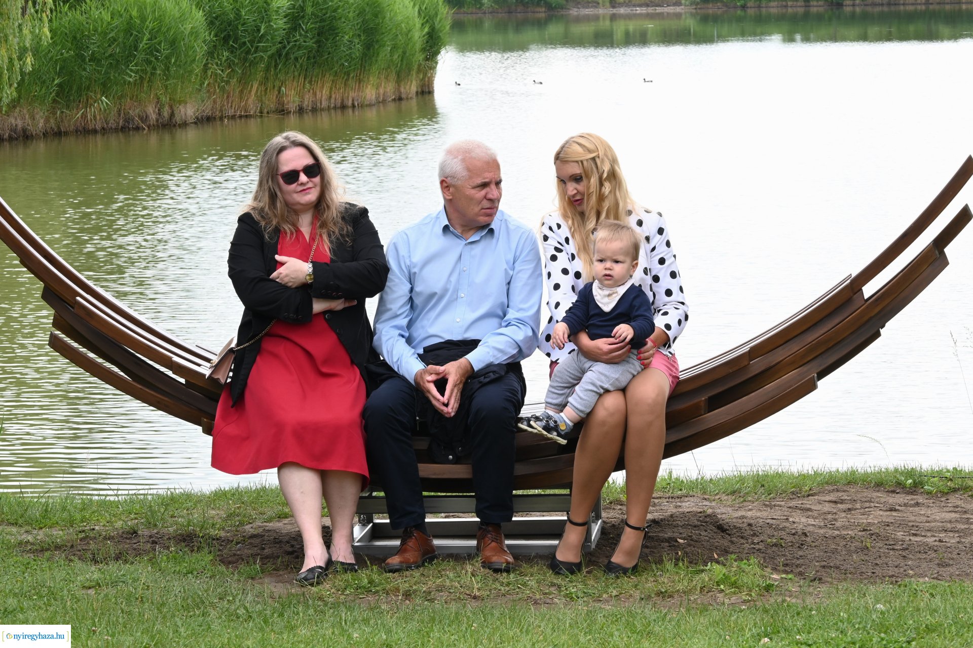 „Van ami összeköt határon innen és túl” -  ülő és pihenőhelyek átadása Sóstón