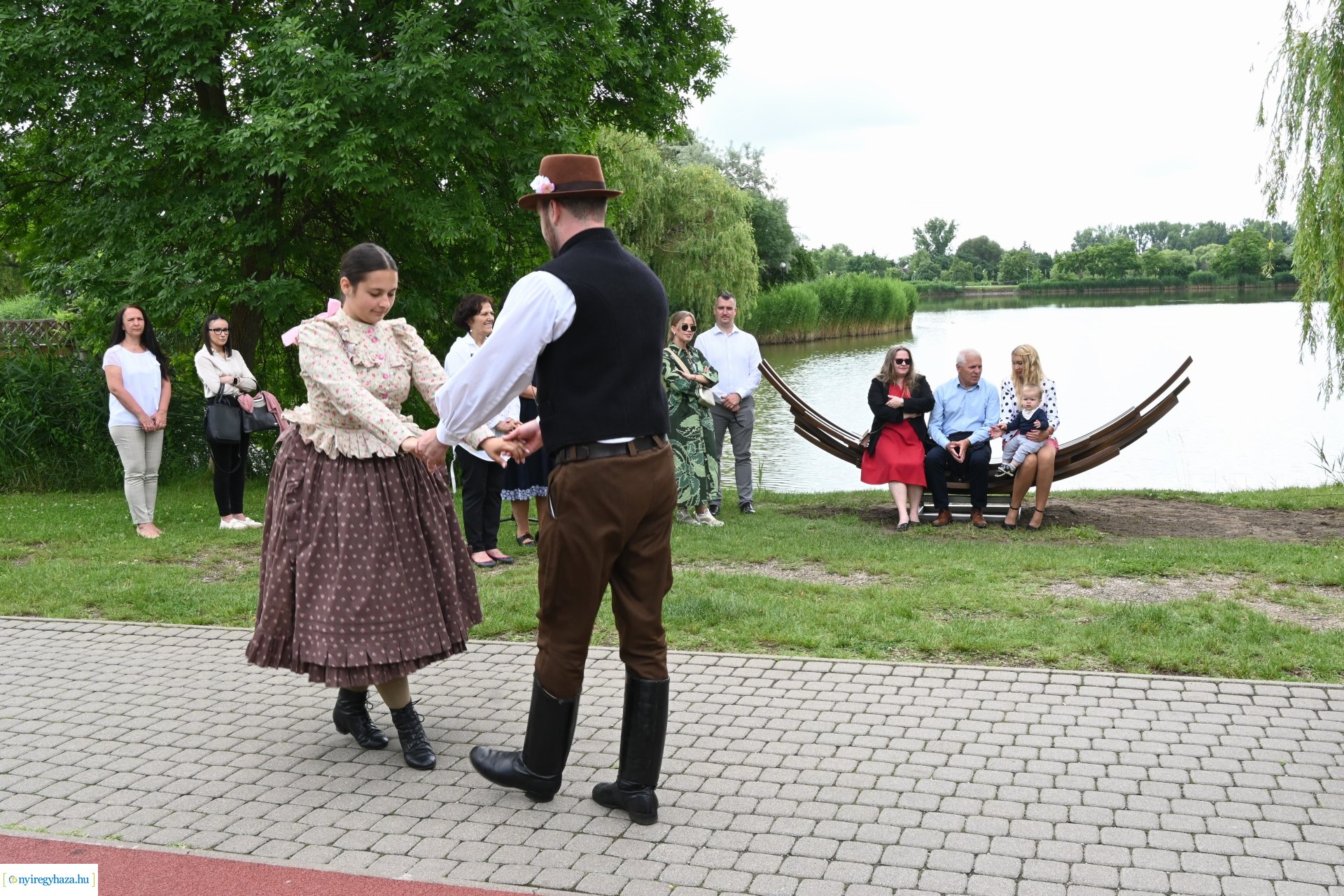 „Van ami összeköt határon innen és túl” -  ülő és pihenőhelyek átadása Sóstón