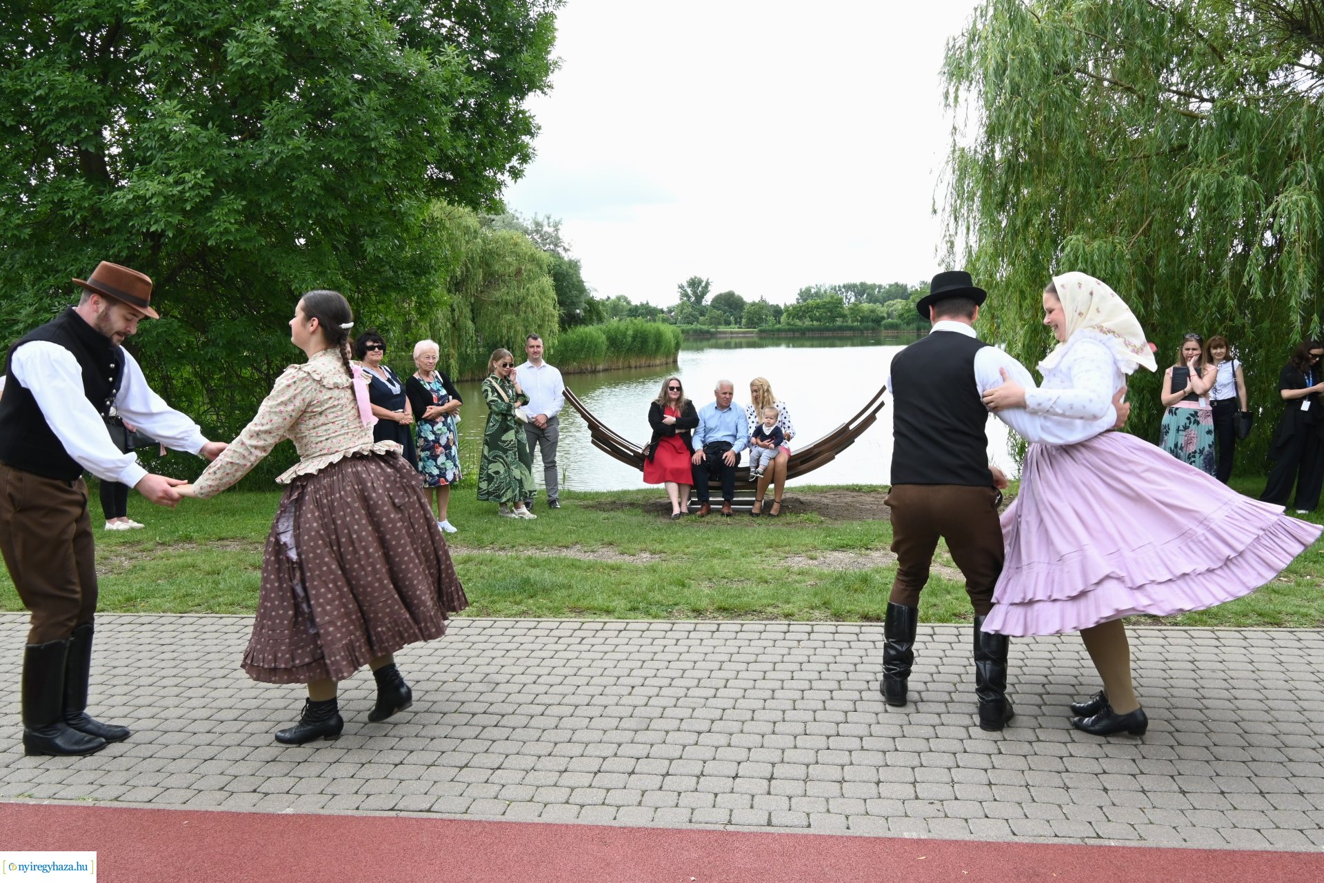 „Van ami összeköt határon innen és túl” -  ülő és pihenőhelyek átadása Sóstón