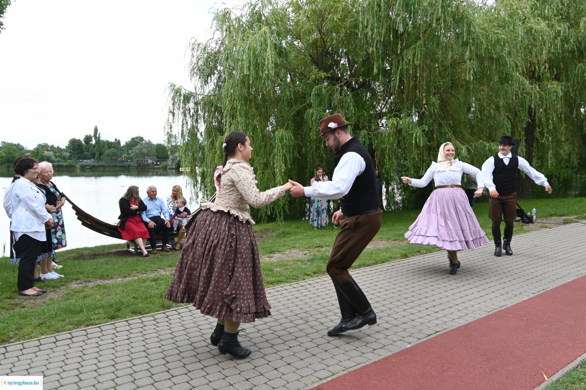 „Van ami összeköt határon innen és túl” -  ülő és pihenőhelyek átadása Sóstón