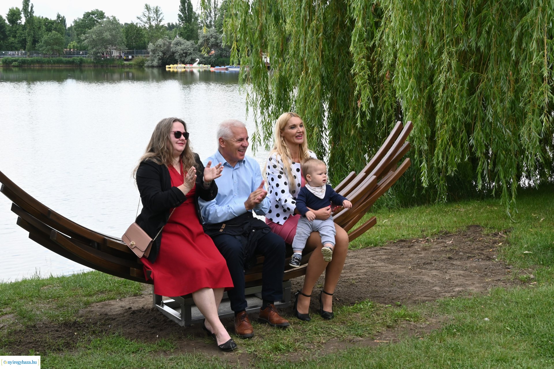 „Van ami összeköt határon innen és túl” -  ülő és pihenőhelyek átadása Sóstón