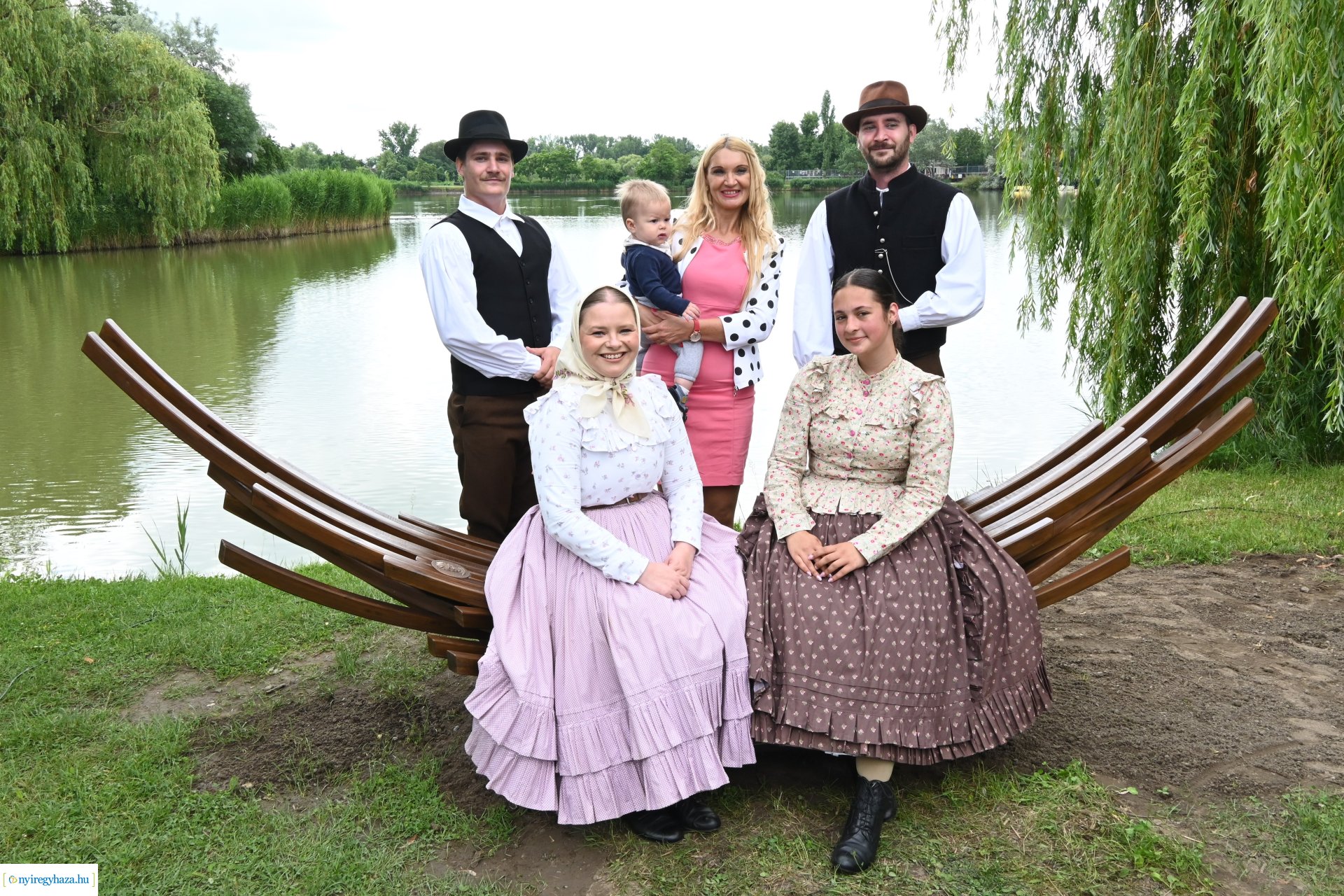 „Van ami összeköt határon innen és túl” -  ülő és pihenőhelyek átadása Sóstón