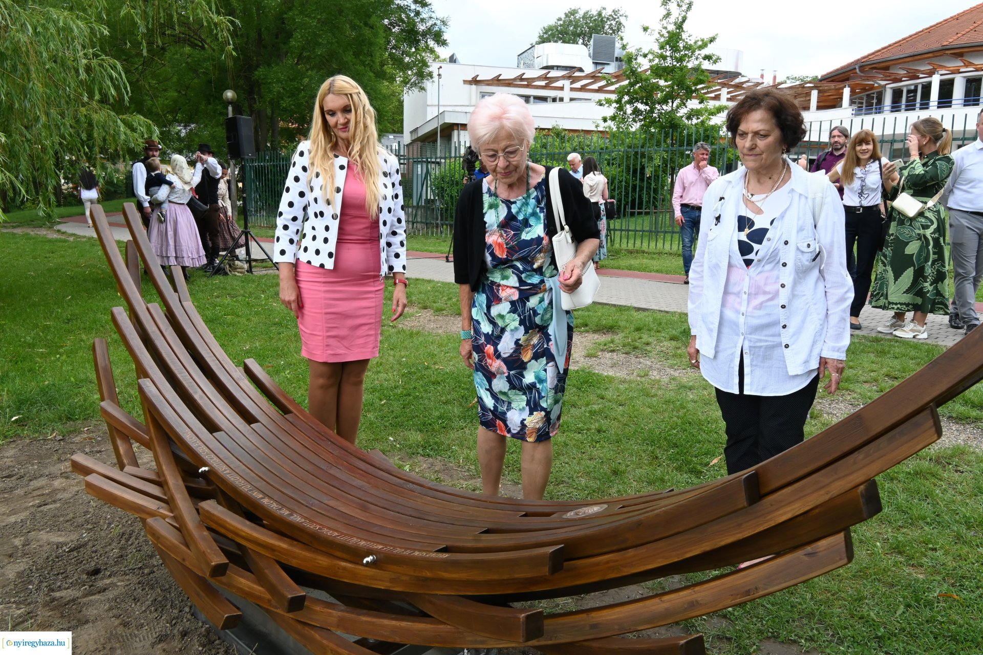 „Van ami összeköt határon innen és túl” -  ülő és pihenőhelyek átadása Sóstón