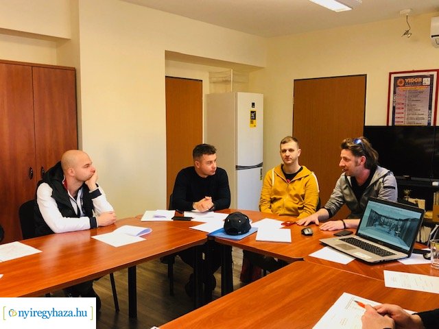 Várj, míg sötét lesz – Díszlet- és jelmeztervek