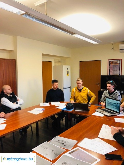 Várj, míg sötét lesz – Díszlet- és jelmeztervek