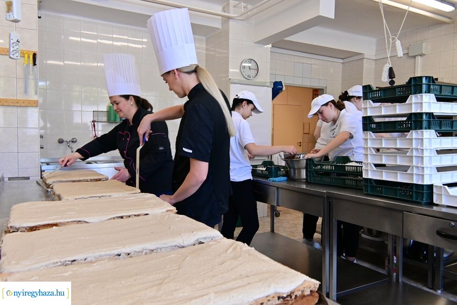 Város tortája készül a Sipkayban 2024