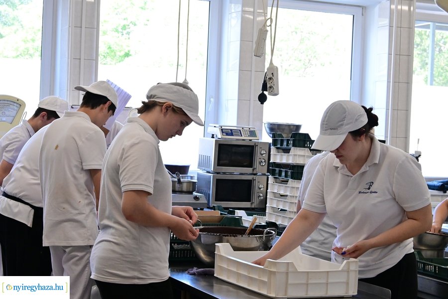 Város tortája készül a Sipkayban 2024