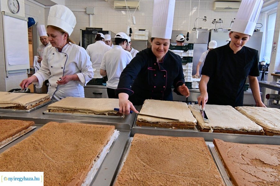 Város tortája készül a Sipkayban 2024