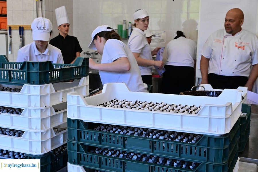 Város tortája készül a Sipkayban 2024