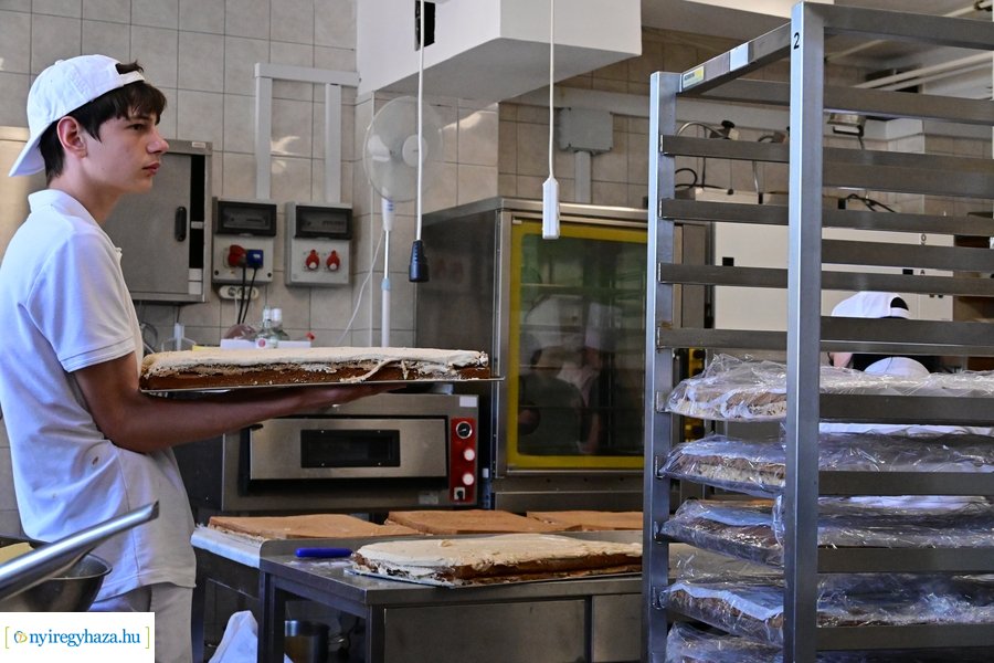 Város tortája készül a Sipkayban 2024