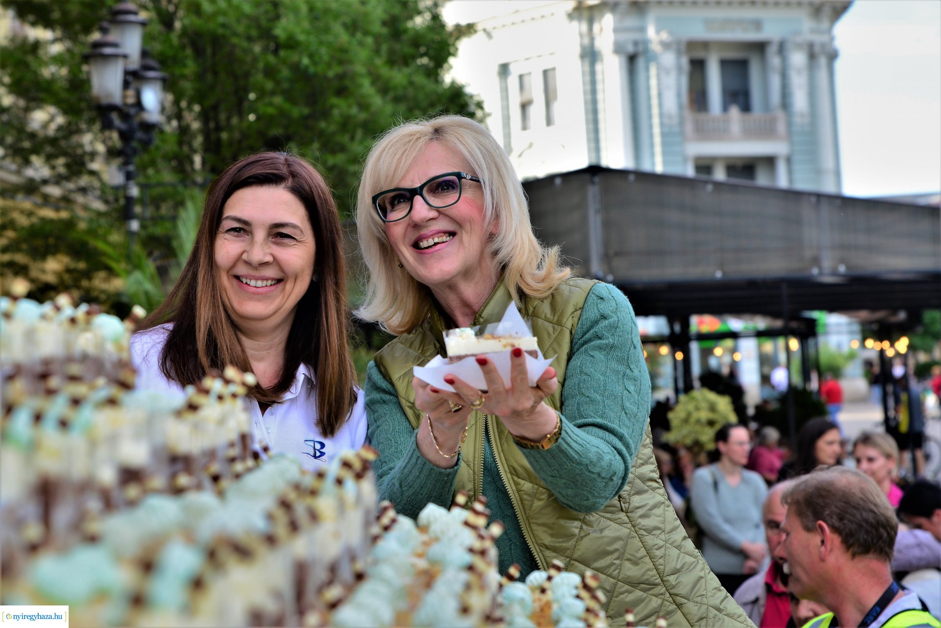 Városnap 2022 - fehércsokis várostortát készítettek a Sipkay-s cukrásztanulók