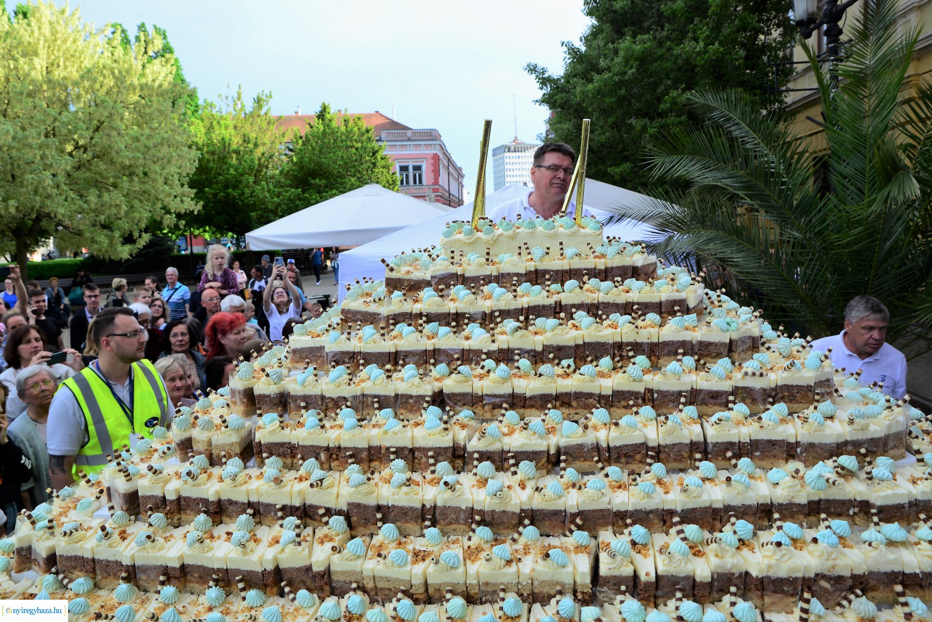 Városnap 2022 - fehércsokis várostortát készítettek a Sipkay-s cukrásztanulók