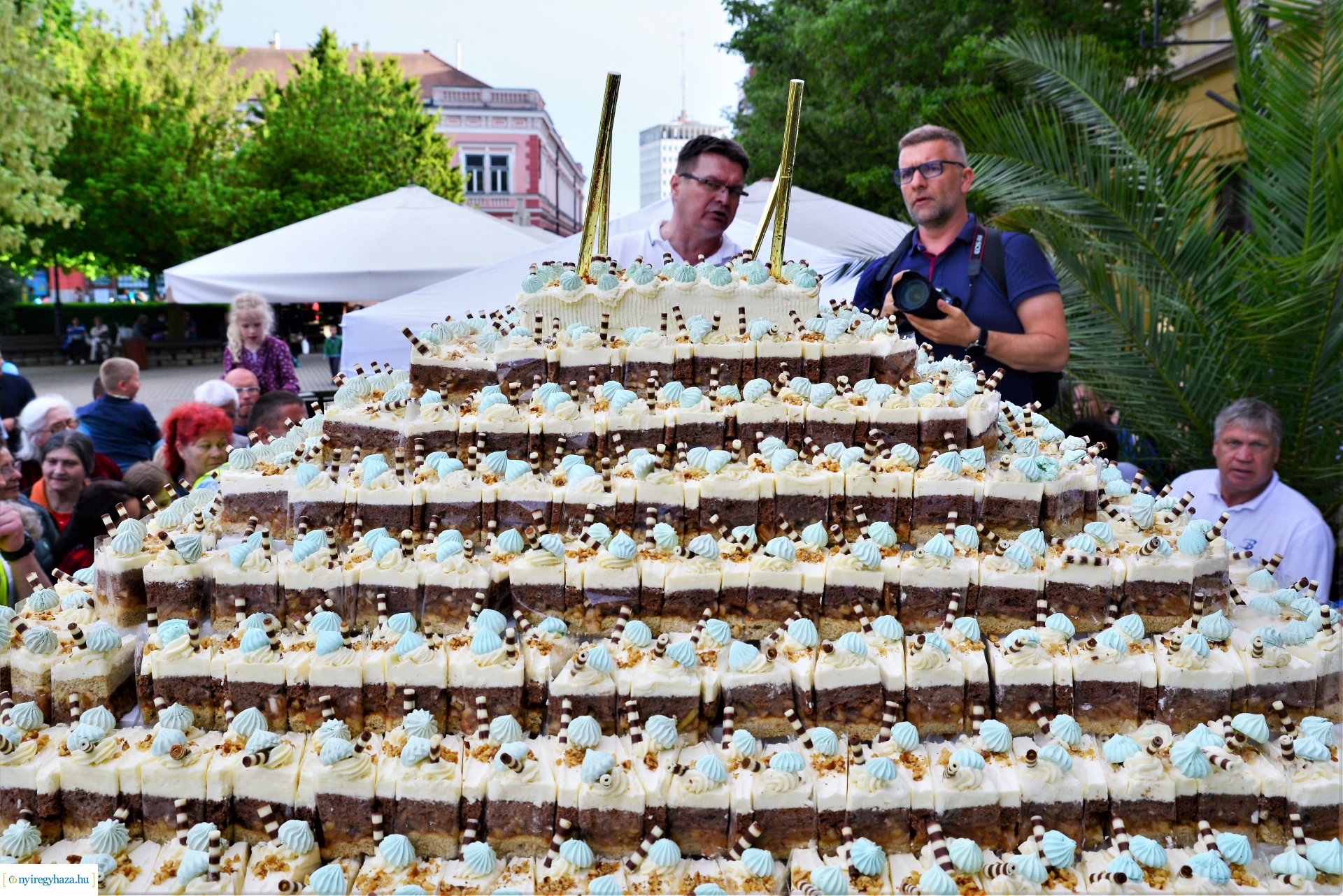 Városnap 2022 - fehércsokis várostortát készítettek a Sipkay-s cukrásztanulók