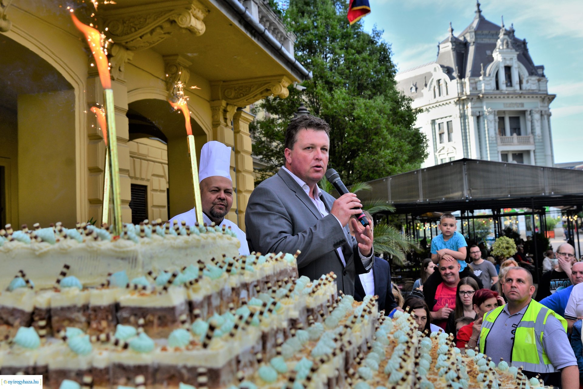 Városnap 2022 - fehércsokis várostortát készítettek a Sipkay-s cukrásztanulók