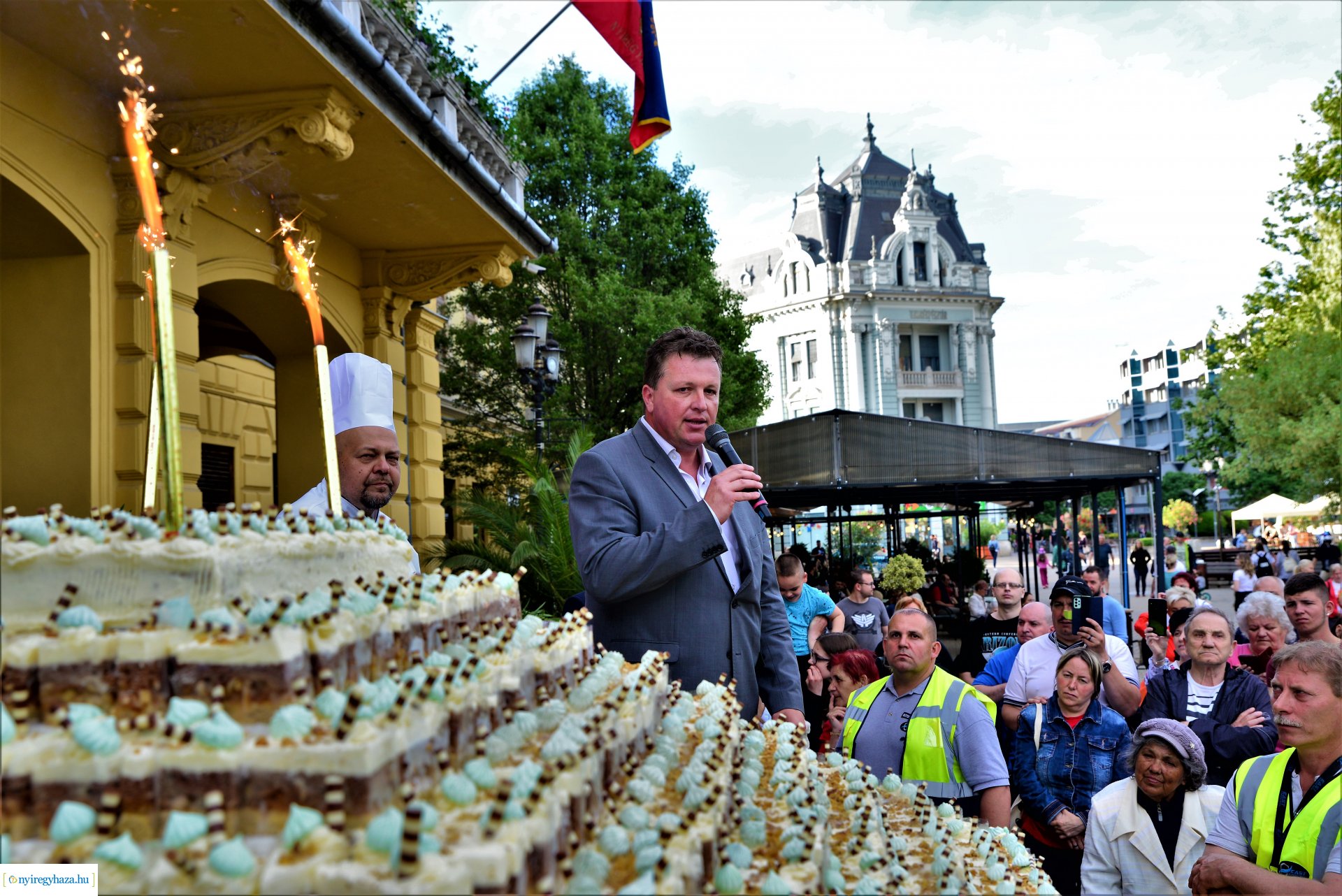 Városnap 2022 - fehércsokis várostortát készítettek a Sipkay-s cukrásztanulók