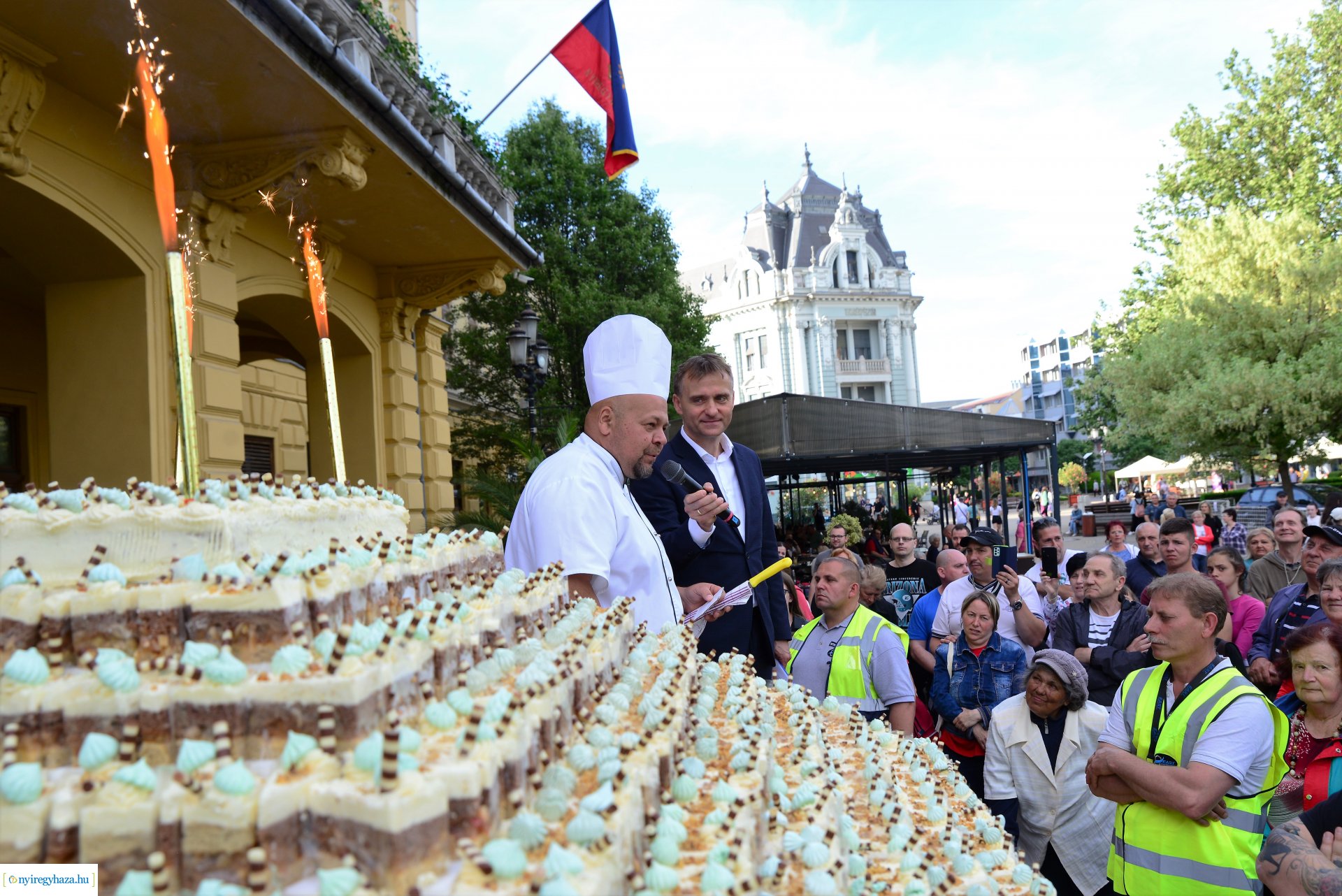 Városnap 2022 - fehércsokis várostortát készítettek a Sipkay-s cukrásztanulók