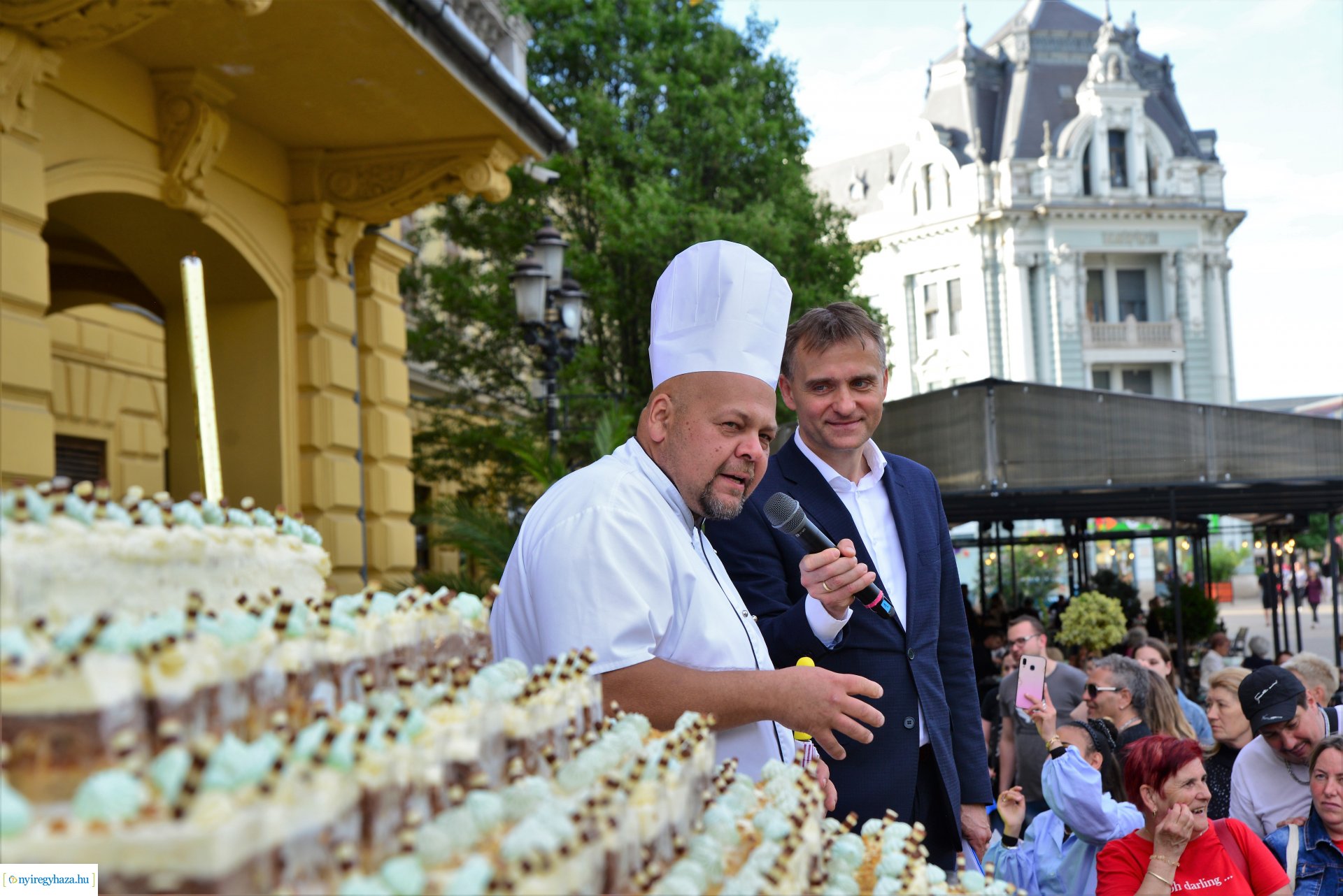 Városnap 2022 - fehércsokis várostortát készítettek a Sipkay-s cukrásztanulók