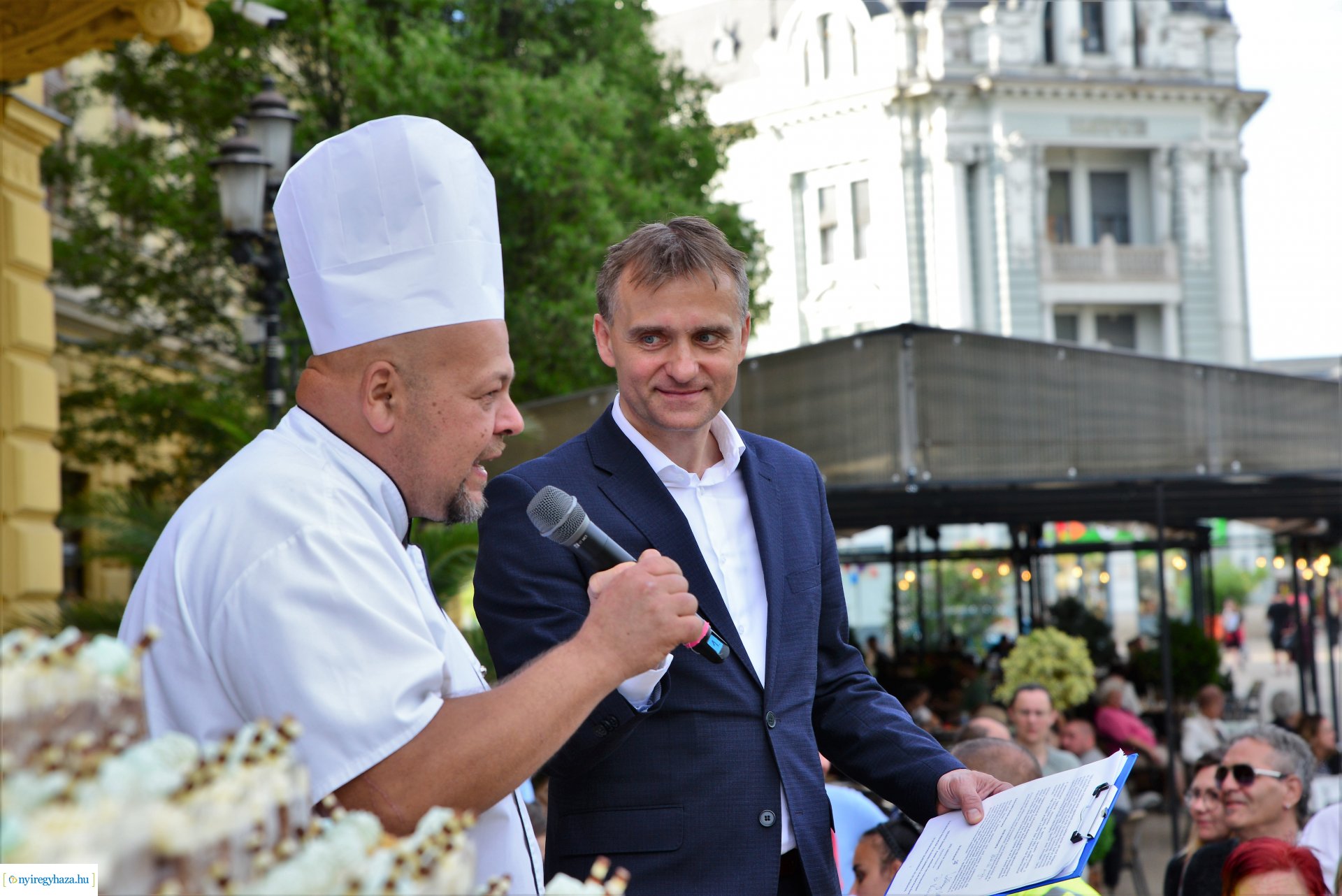 Városnap 2022 - fehércsokis várostortát készítettek a Sipkay-s cukrásztanulók