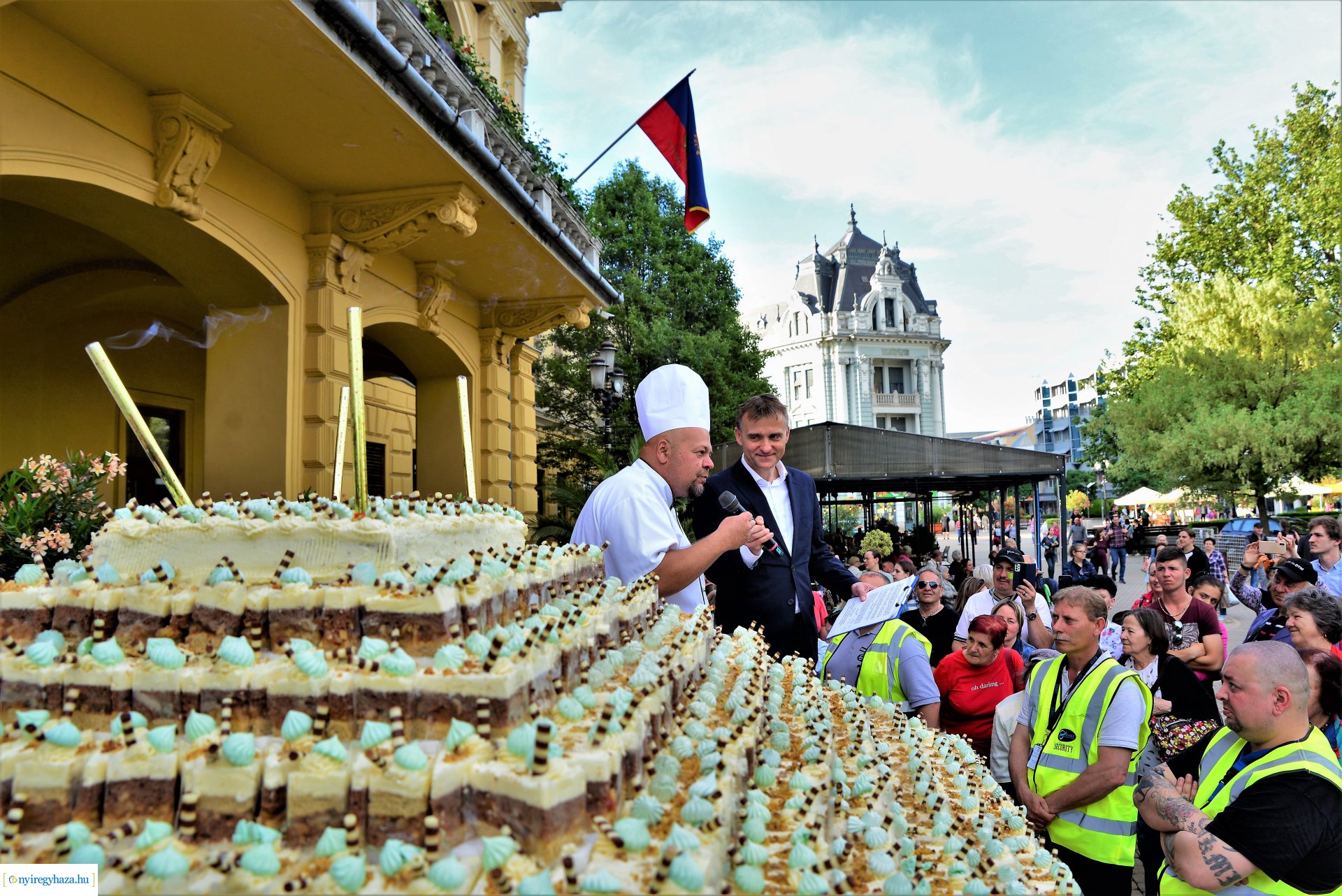 Városnap 2022 - fehércsokis várostortát készítettek a Sipkay-s cukrásztanulók