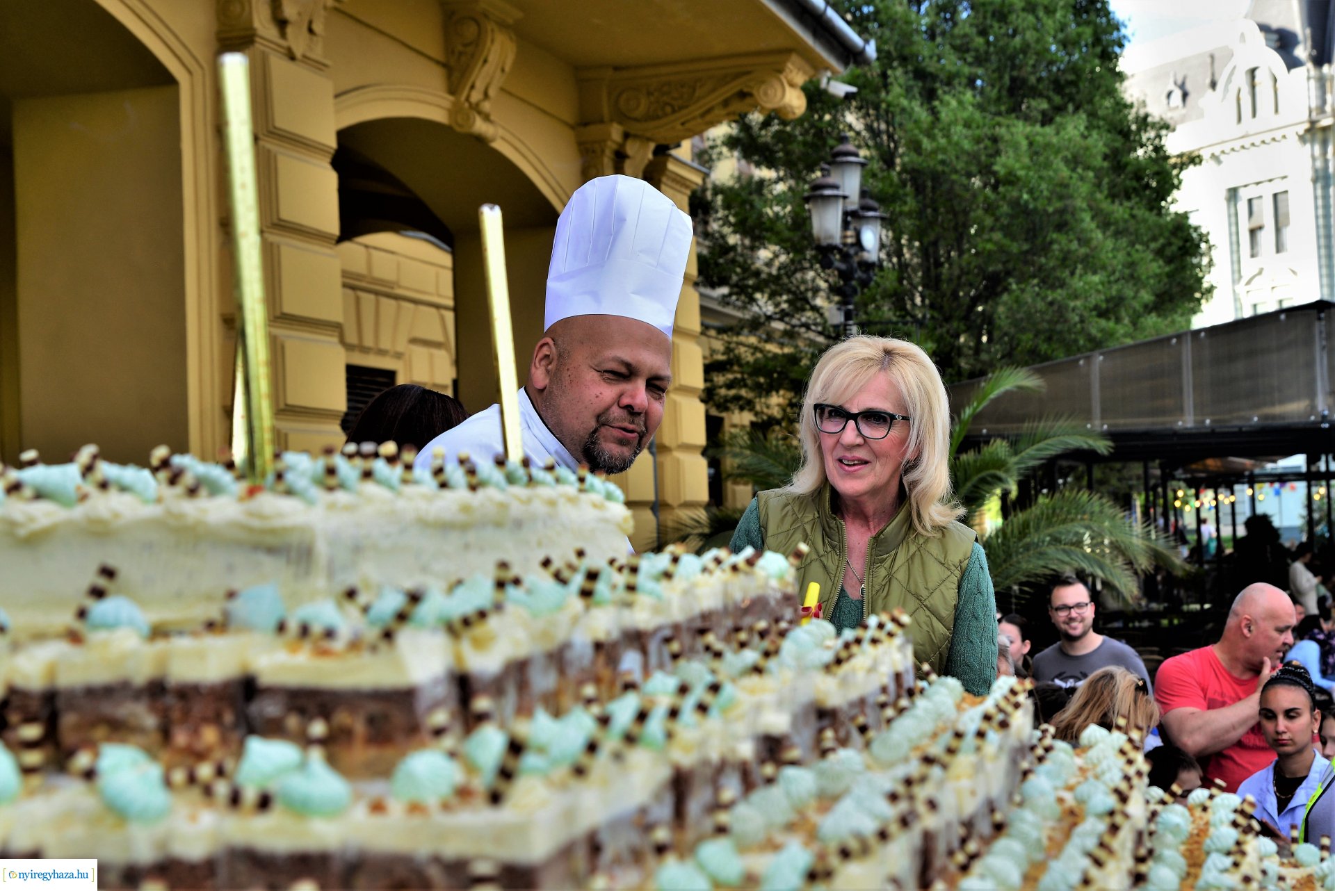 Városnap 2022 - fehércsokis várostortát készítettek a Sipkay-s cukrásztanulók