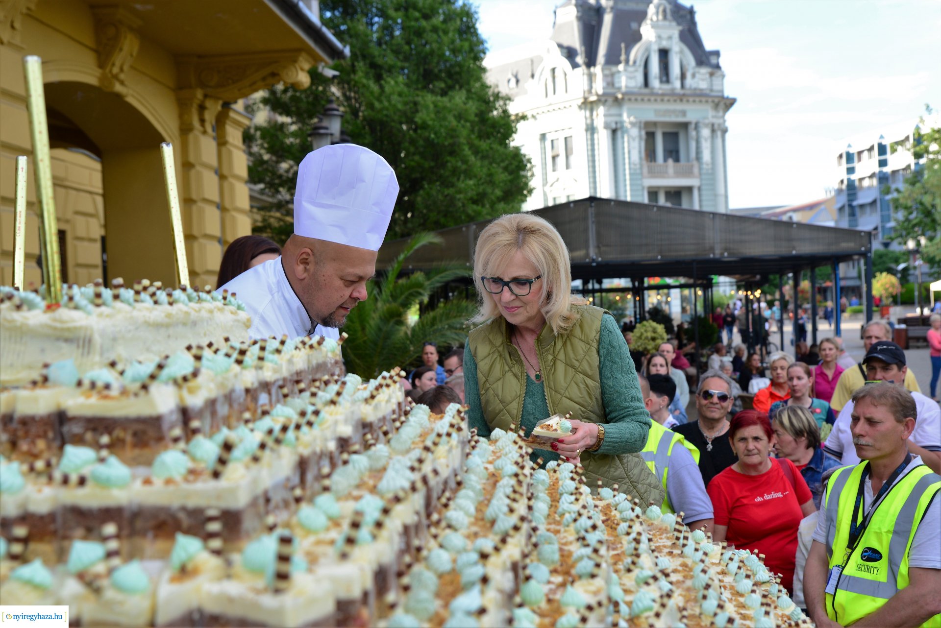 Városnap 2022 - fehércsokis várostortát készítettek a Sipkay-s cukrásztanulók