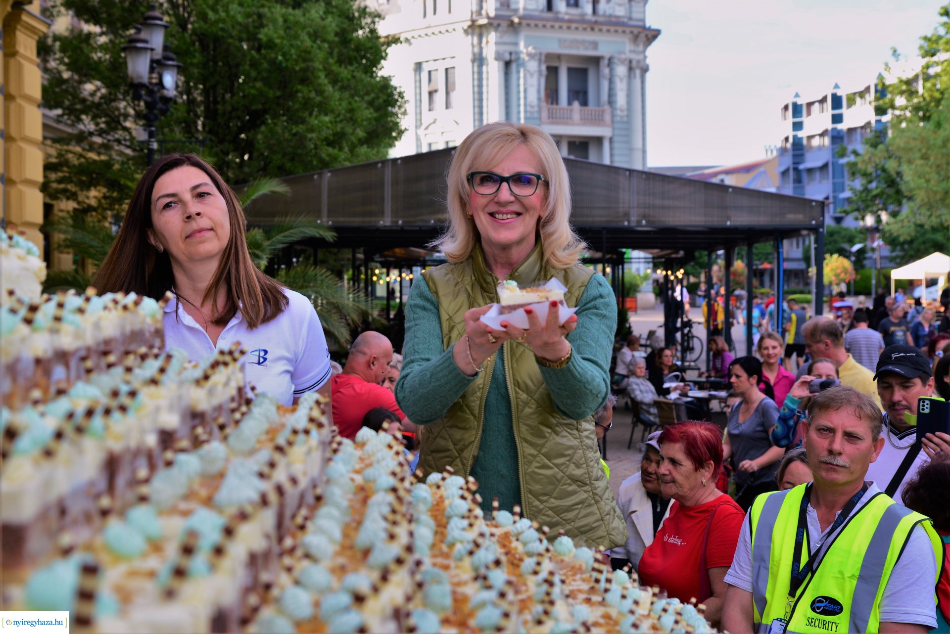 Városnap 2022 - fehércsokis várostortát készítettek a Sipkay-s cukrásztanulók