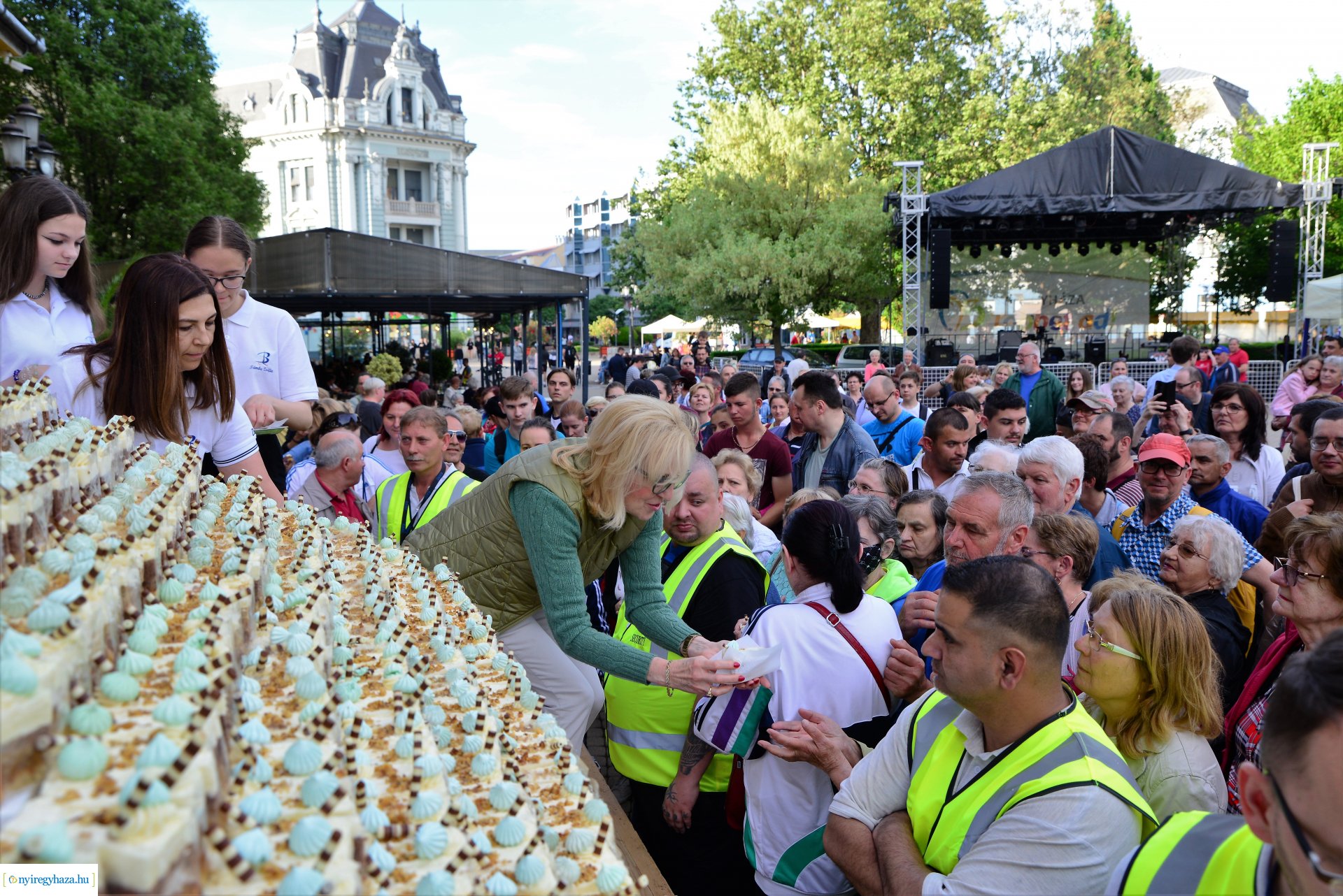 Városnap 2022 - fehércsokis várostortát készítettek a Sipkay-s cukrásztanulók
