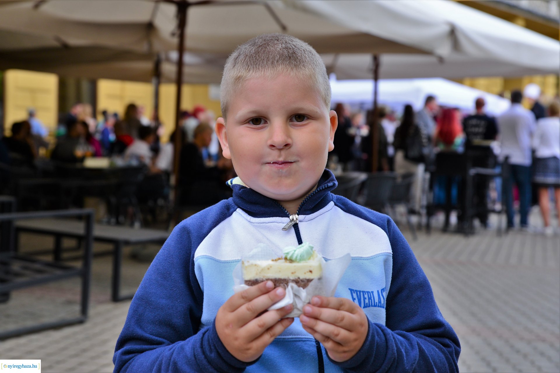 Városnap 2022 - fehércsokis várostortát készítettek a Sipkay-s cukrásztanulók