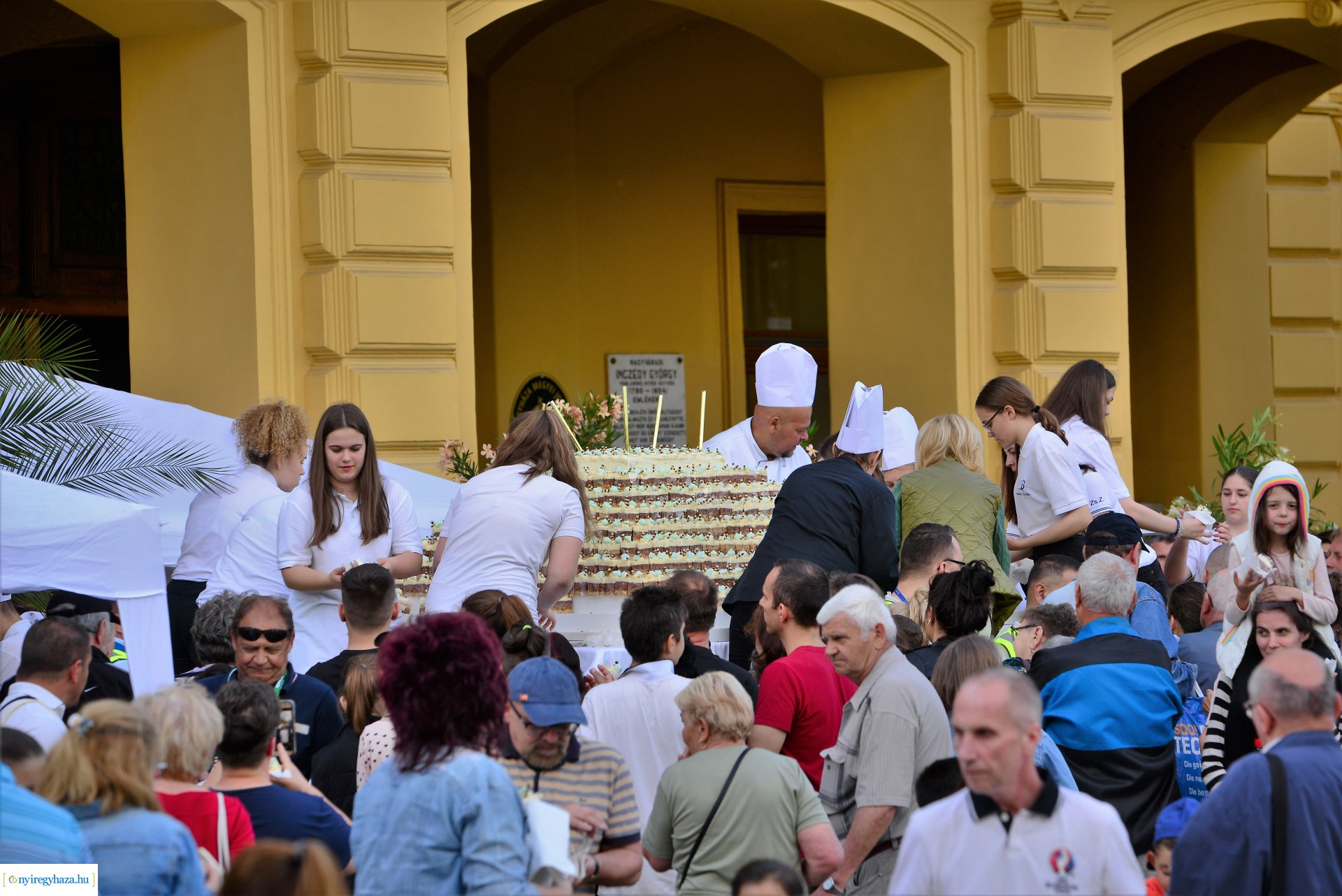 Városnap 2022 - fehércsokis várostortát készítettek a Sipkay-s cukrásztanulók