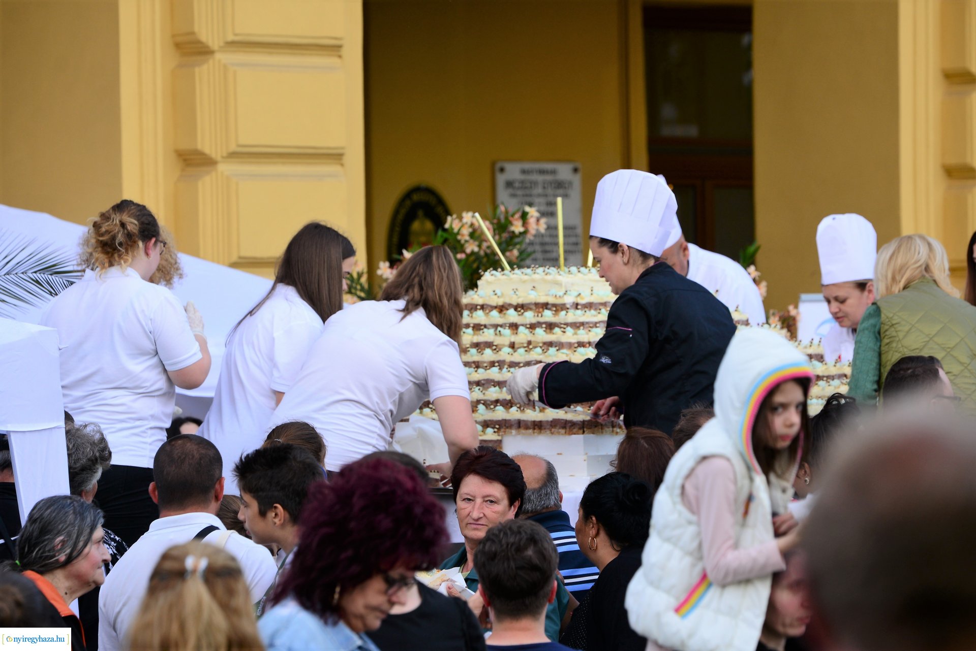 Városnap 2022 - fehércsokis várostortát készítettek a Sipkay-s cukrásztanulók