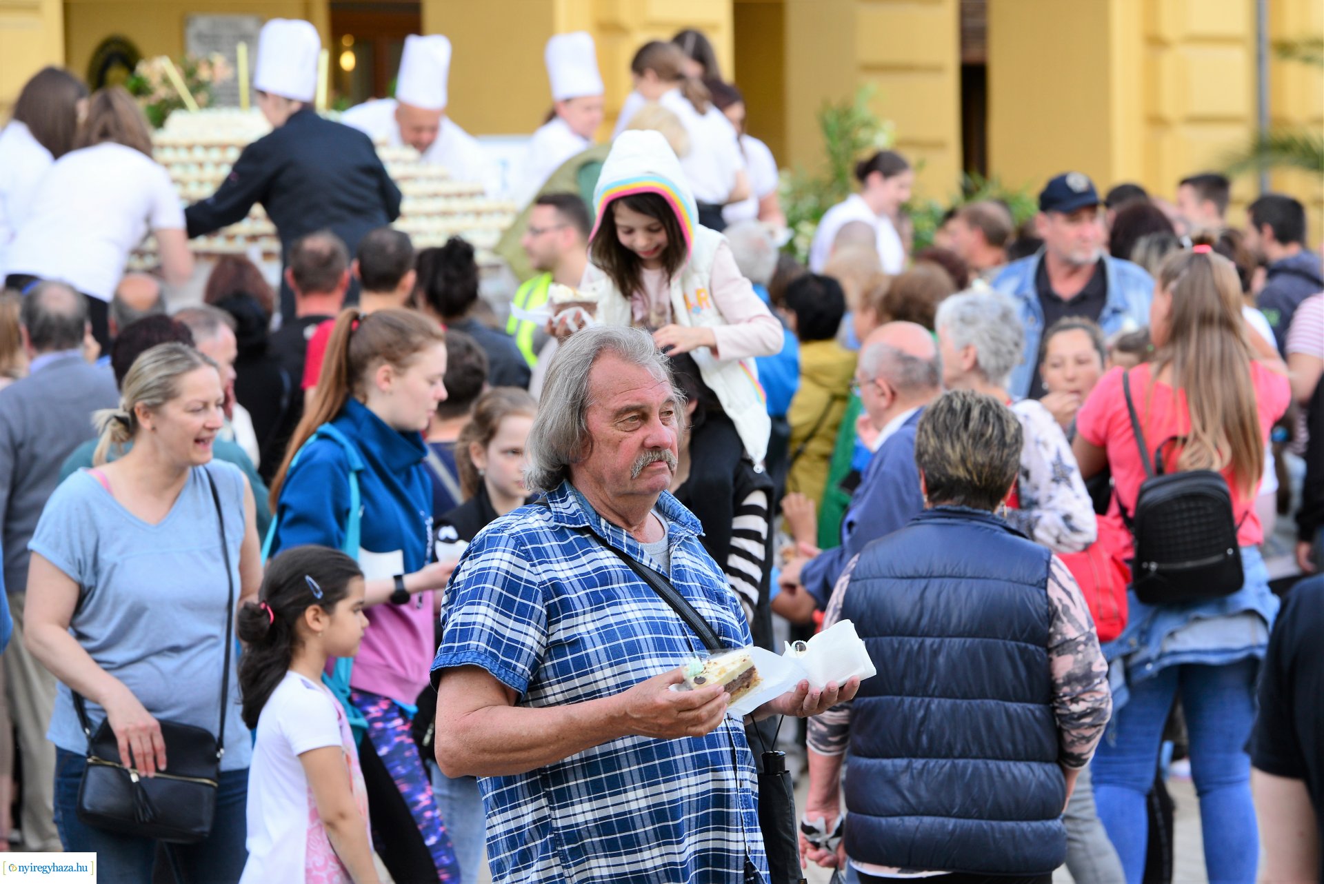 Városnap 2022 - fehércsokis várostortát készítettek a Sipkay-s cukrásztanulók