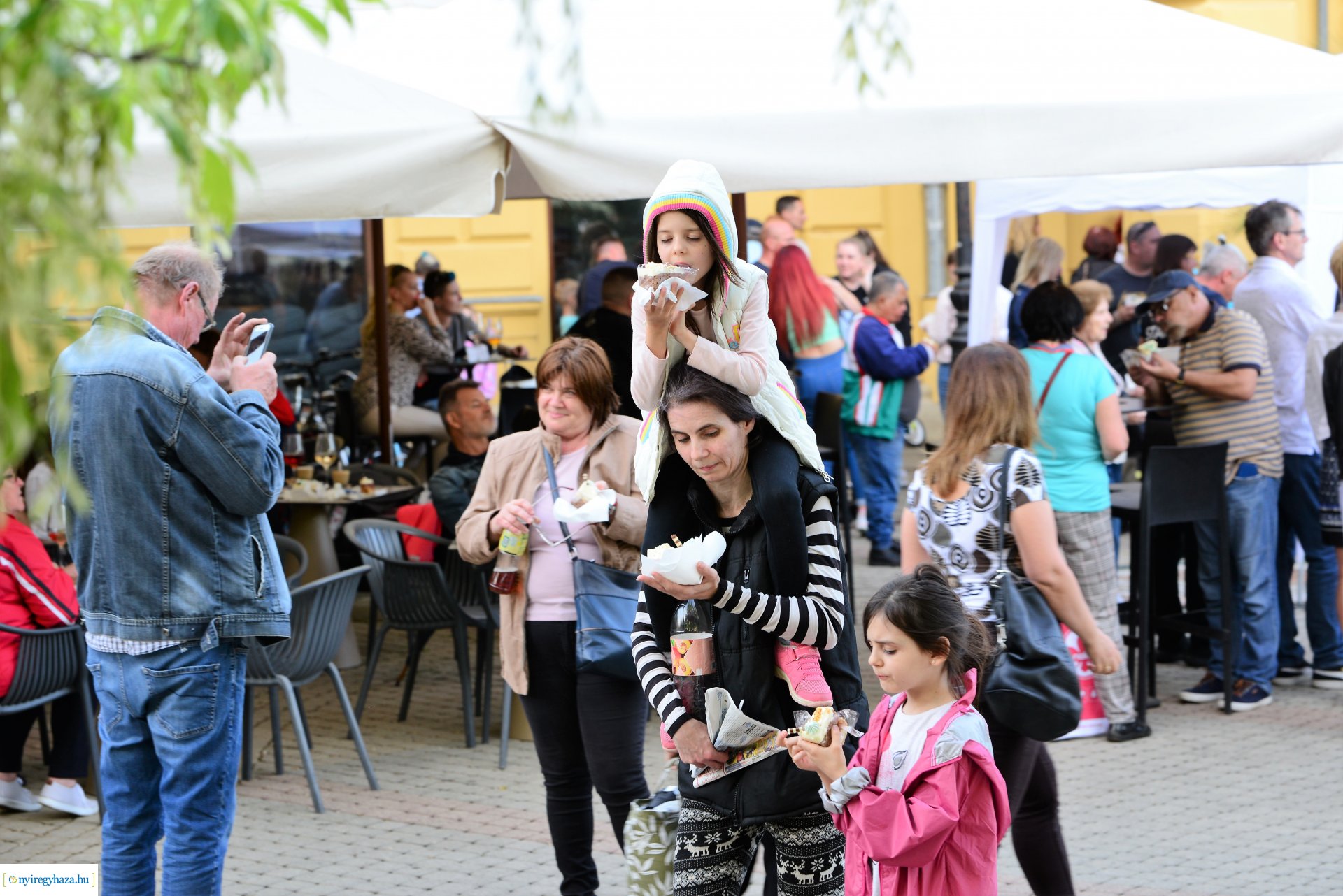 Városnap 2022 - fehércsokis várostortát készítettek a Sipkay-s cukrásztanulók